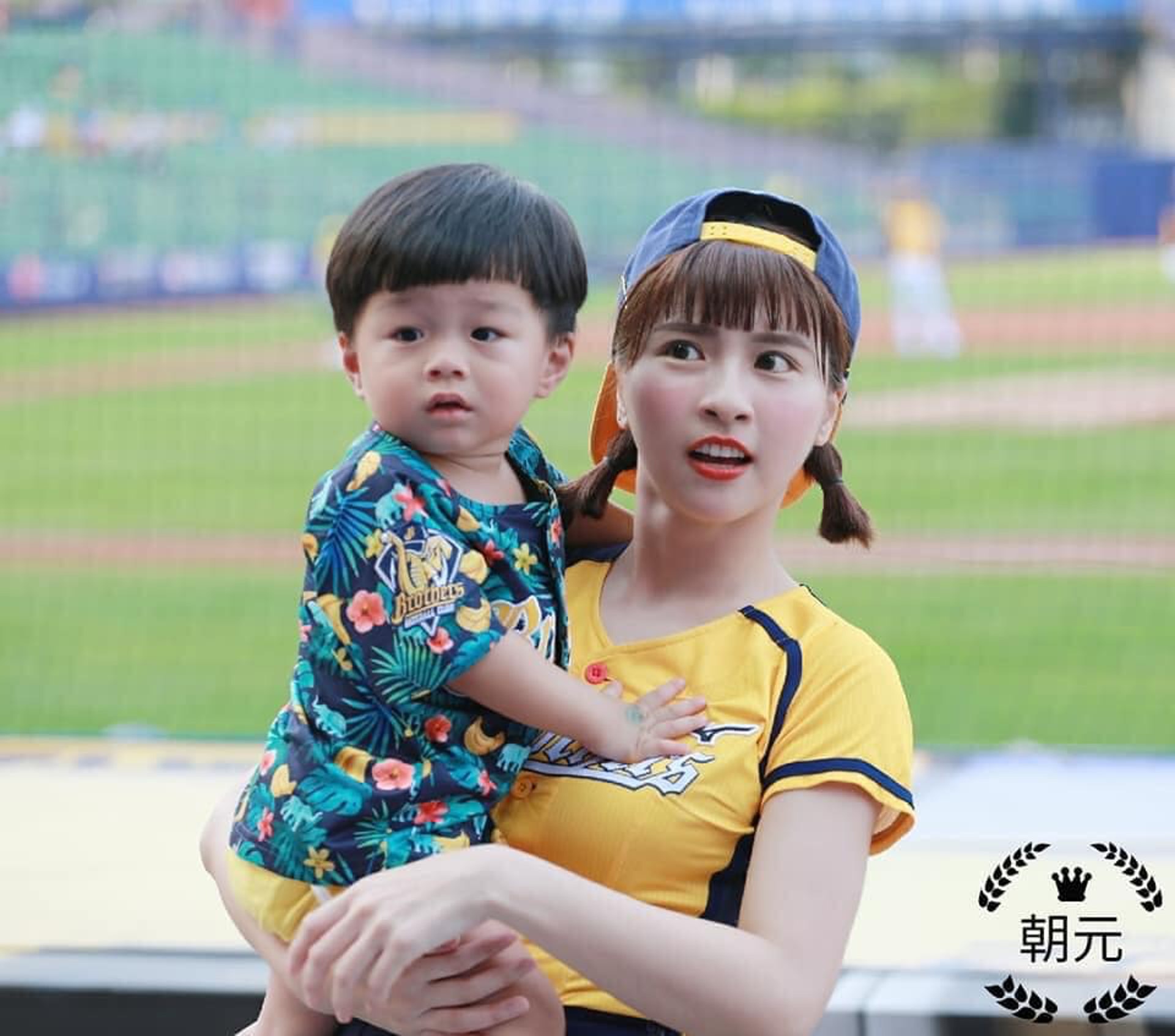 峮峮日前被中信兄弟啦啦隊長吳小白兒子洋洋「胸襲」(FB@Passion Sisters 中信兄弟啦啦隊) 峮峮日前被中信兄弟啦啦隊長吳小白兒子洋洋「胸襲」(FB@Passion Sisters 中信兄弟啦啦隊)