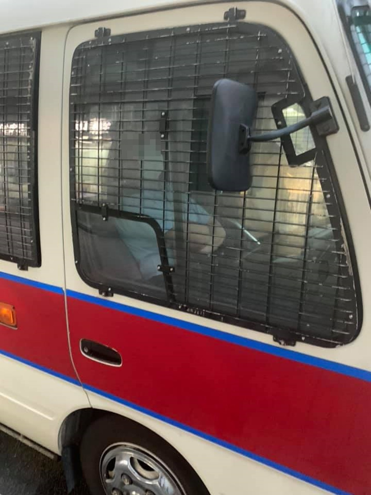PTU警車停泊路邊,司機位有一名戴太陽眼鏡及口罩的男警務人員,他將座椅的椅背向後仰,並翹起雙手,未知是否正在睡覺或閉目養神。(網上圖片) PTU警車停泊路邊,司機位有一名戴太陽眼鏡及口罩的男警務人員,他將座椅的椅背向後仰,並翹起雙手,未知是否正在睡覺或閉目養神。(網上圖片)