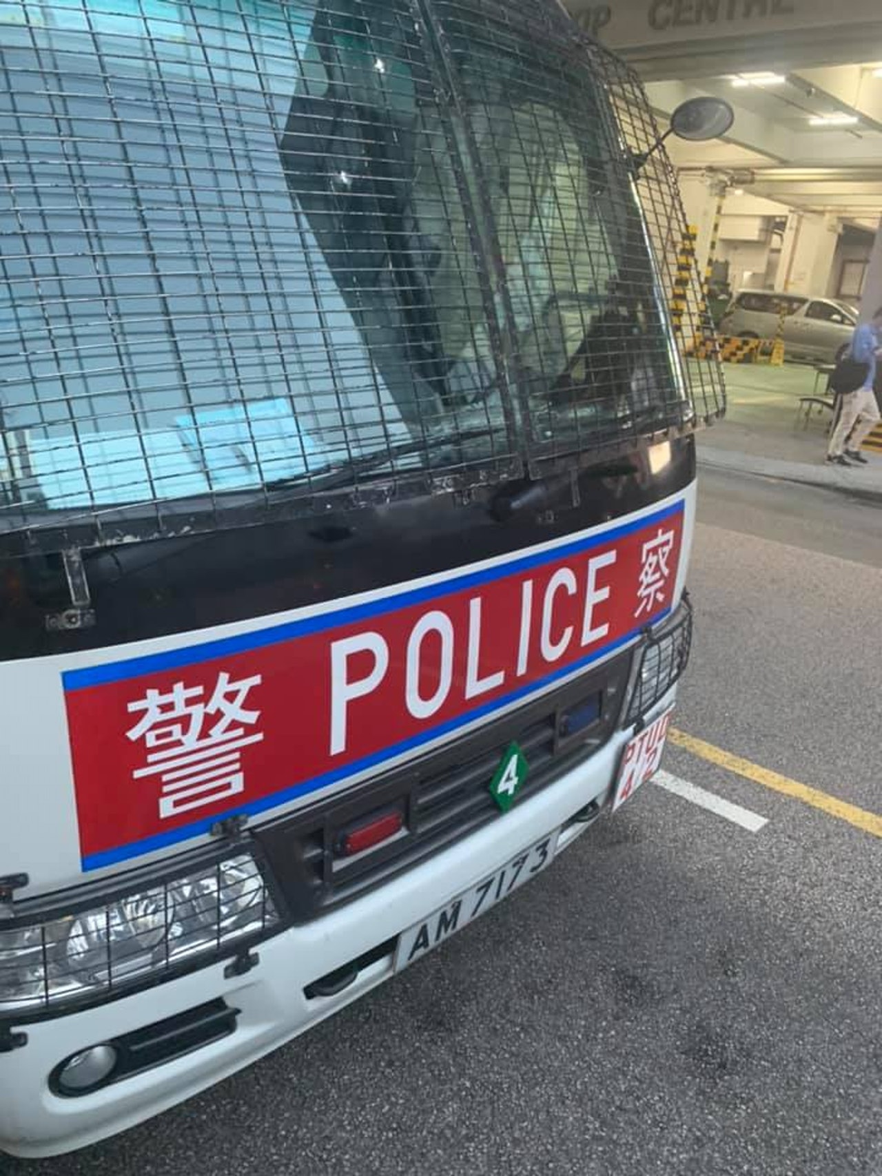 PTU警車停泊路邊,現場是觀塘興業街興業中心對開。(網上圖片) PTU警車停泊路邊,現場是觀塘興業街興業中心對開。(網上圖片)
