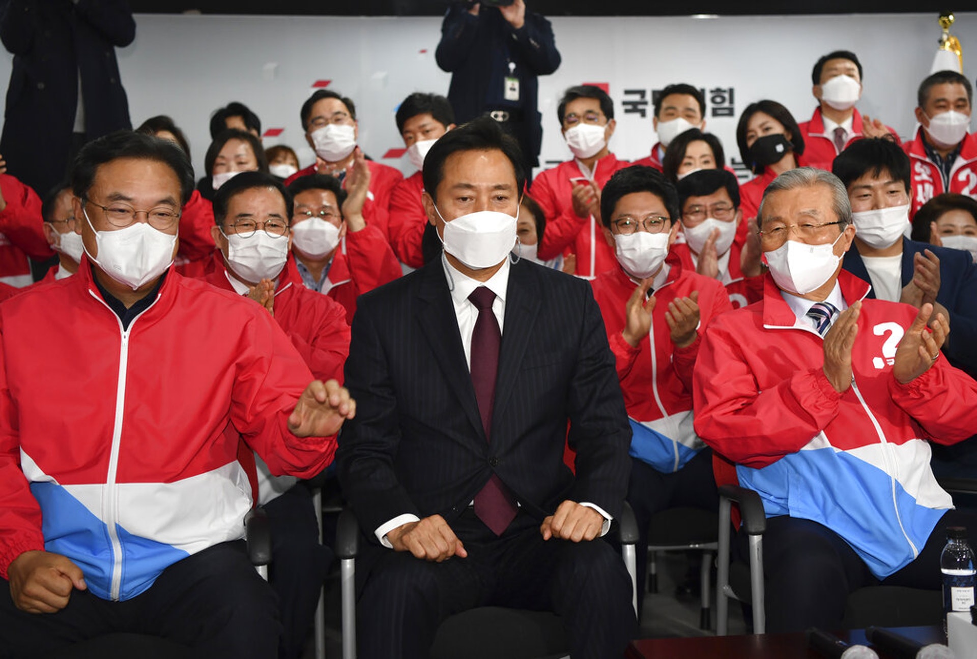 韓國在野黨國民力量黨的吳世勳參加首爾市長補選,他4月7日在黨總部觀看票站調查結果結果。(AP) 韓國在野黨國民力量黨的吳世勳參加首爾市長補選,他4月7日在黨總部觀看票站調查結果結果。(AP)