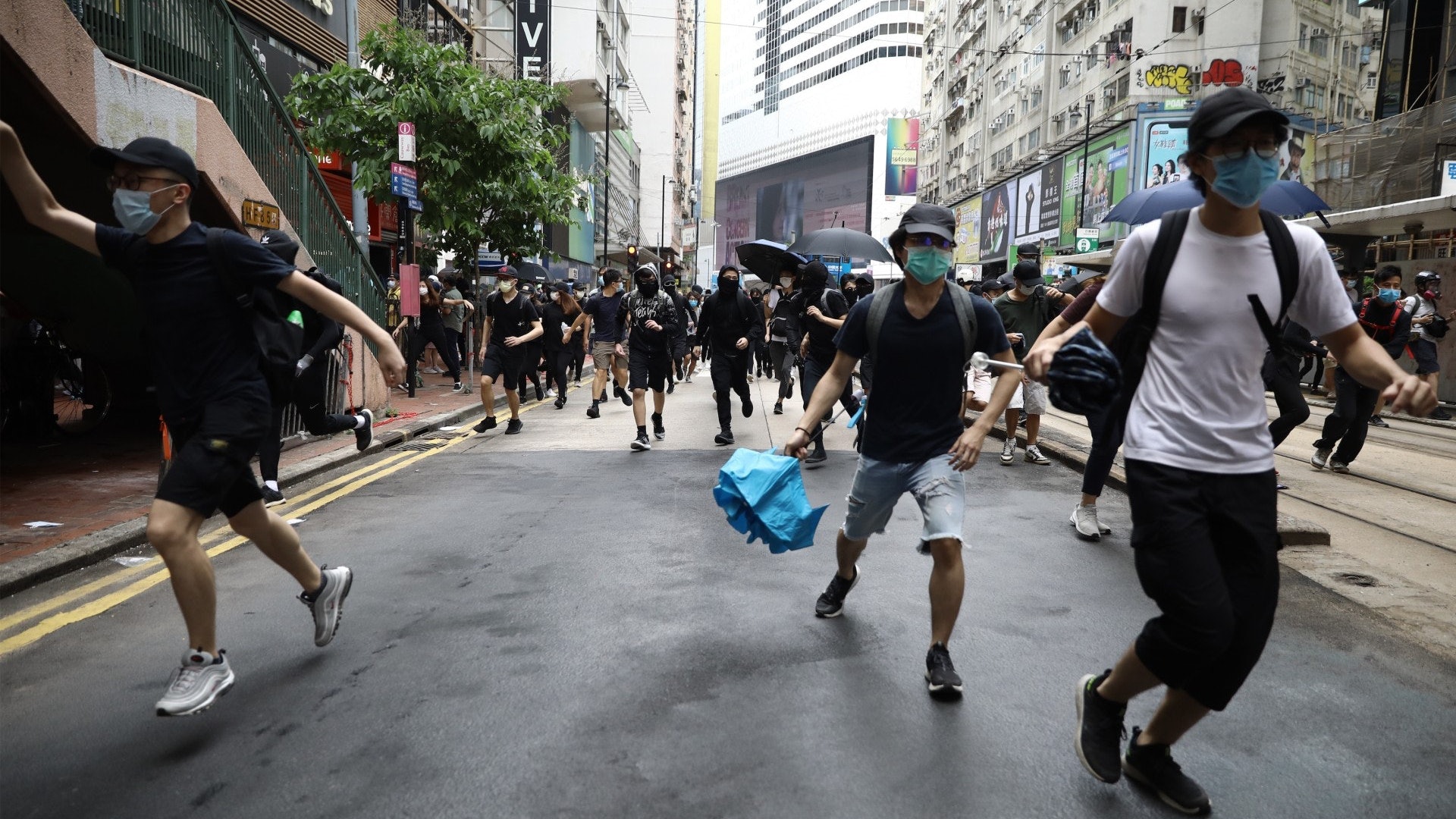 私了清路障女途人 學生認暴動罪被判教導所 官斥行為橫蠻 私了清路障女途人 學生認暴動罪被判教導所 官斥行為橫蠻