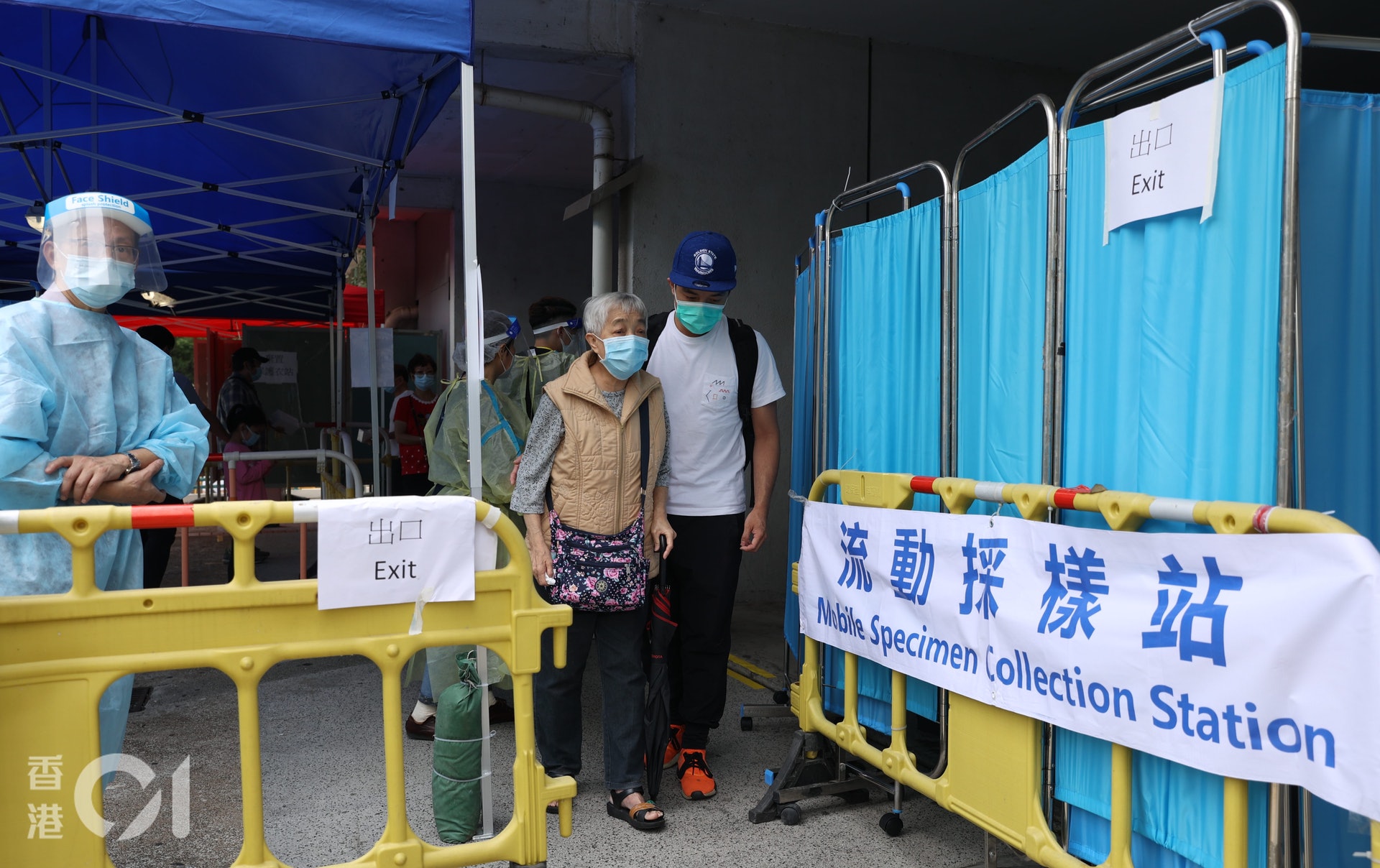 政府今早(8日)在愛暉樓下設置流動採樣車,由華大基因承辦,不少居民排隊接受採樣。(余俊亮攝) 政府今早(8日)在愛暉樓下設置流動採樣車,由華大基因承辦,不少居民排隊接受採樣。(余俊亮攝)