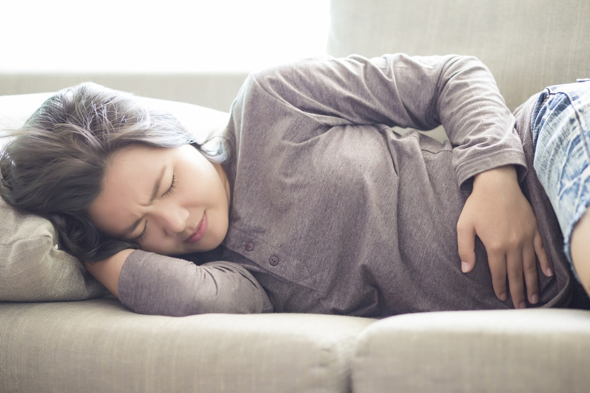 右下腹痛是急性盲腸炎的典型症狀。（iStock）