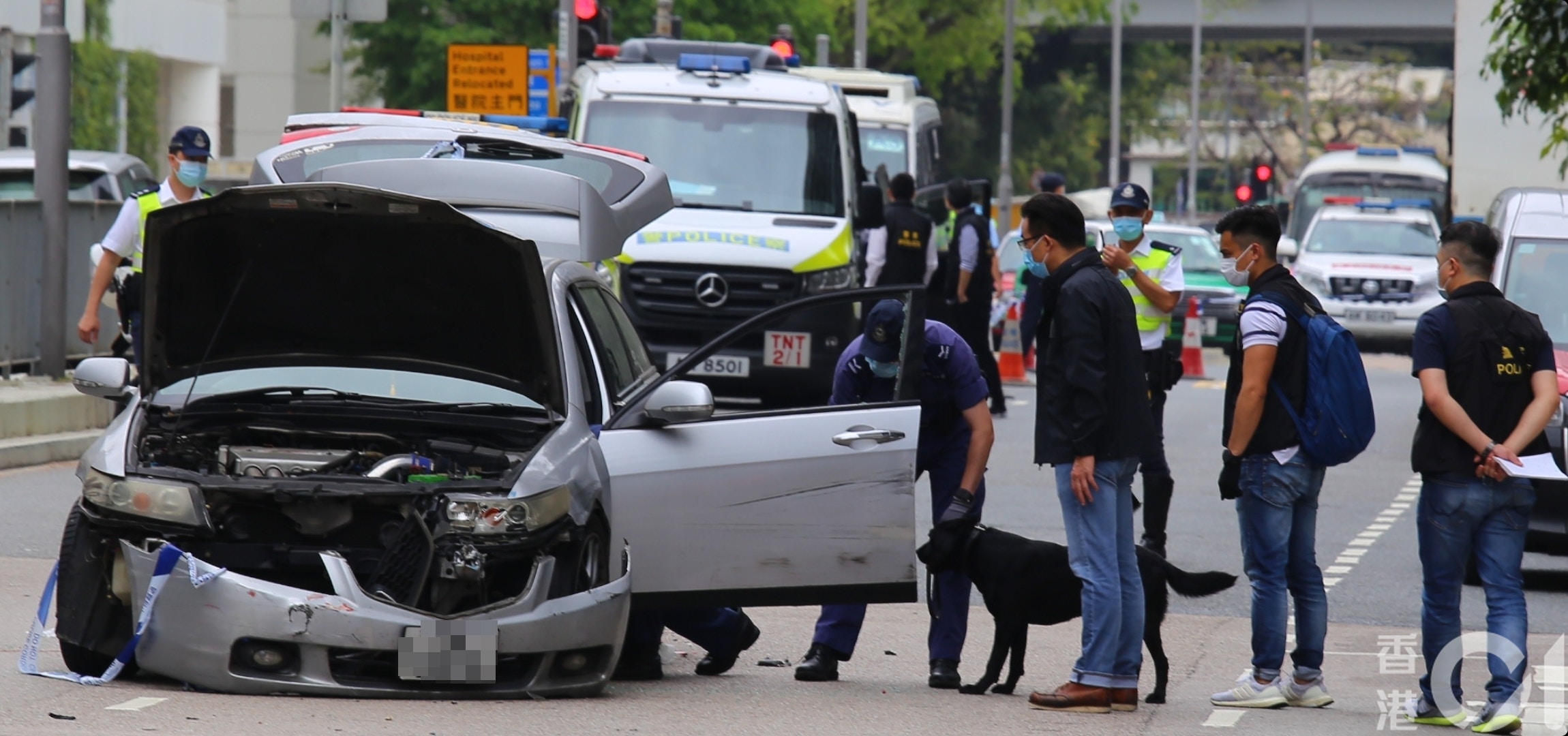 沙田一辆银色私家车逃避警方截查，在繁忙道路上演「碰碰车」图突围，最终被警员开枪击中右肩制服。（冯国良摄）