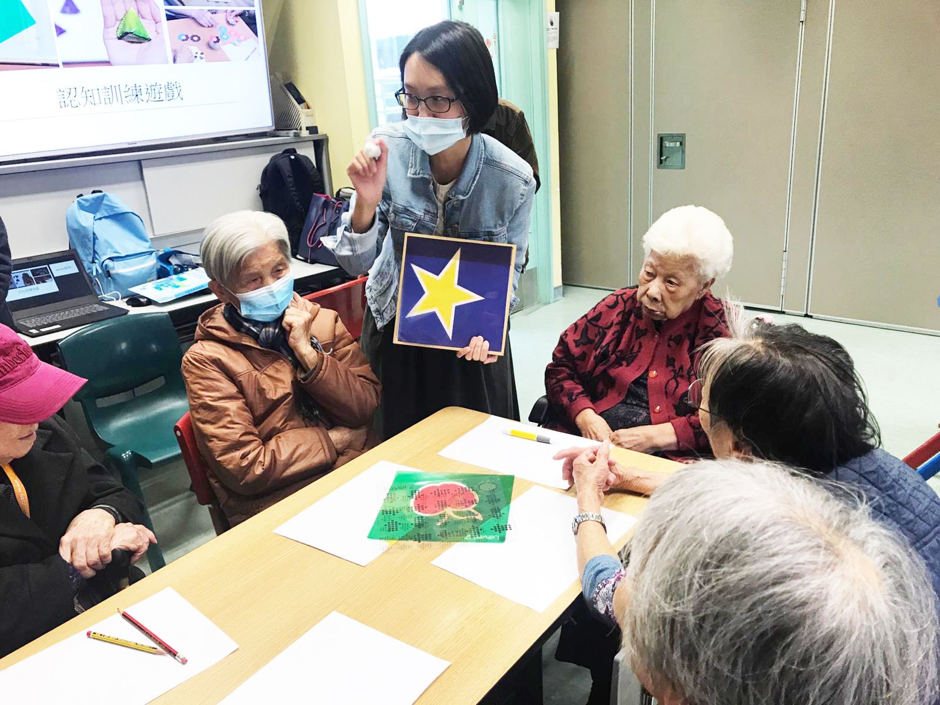 得獎方案︰Lighten Dementia;團隊成員︰陳嘉琪、鄭觀平、陳謂賢 得獎方案︰Lighten Dementia;團隊成員︰陳嘉琪、鄭觀平、陳謂賢