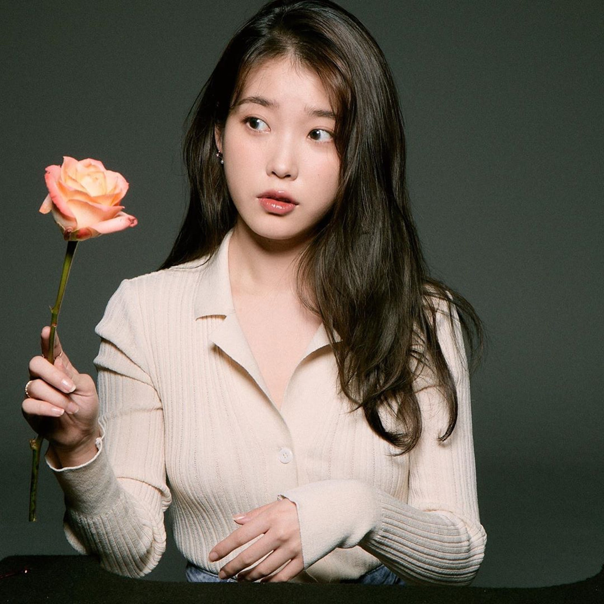 「國民妹妹」IU（李知恩）全賴拍攝方法與甫士輕鬆「增高顯瘦」，拍出170高度。(dlwlrma@Instagram)