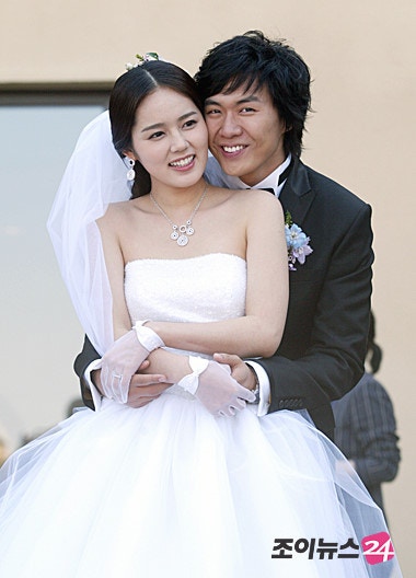 韩佳人算是一众韩剧女神中，相对早结婚的一位。2005年与延政勋结婚后，至今已婚16年，虽然曾经历流产，但幸好于2016及2019年顺利诞下一对子女。（joynews24）
