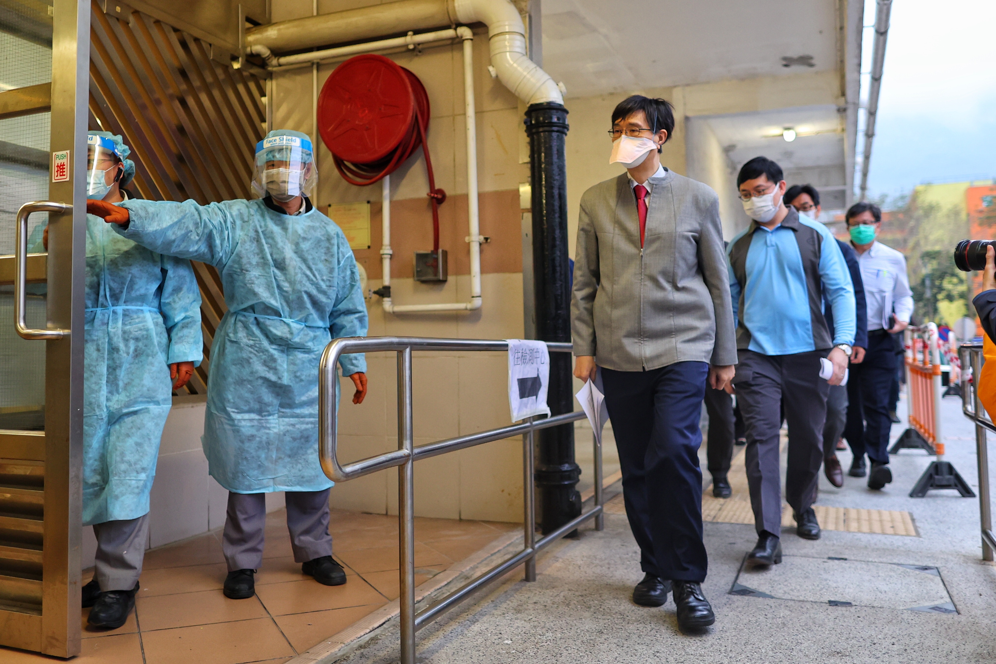 4月9日傍晚，政府專家顧問、港大微生物學系講座教授袁國勇到屯明友愛邨受暉樓3座視察爆疫情況。(羅君豪攝)