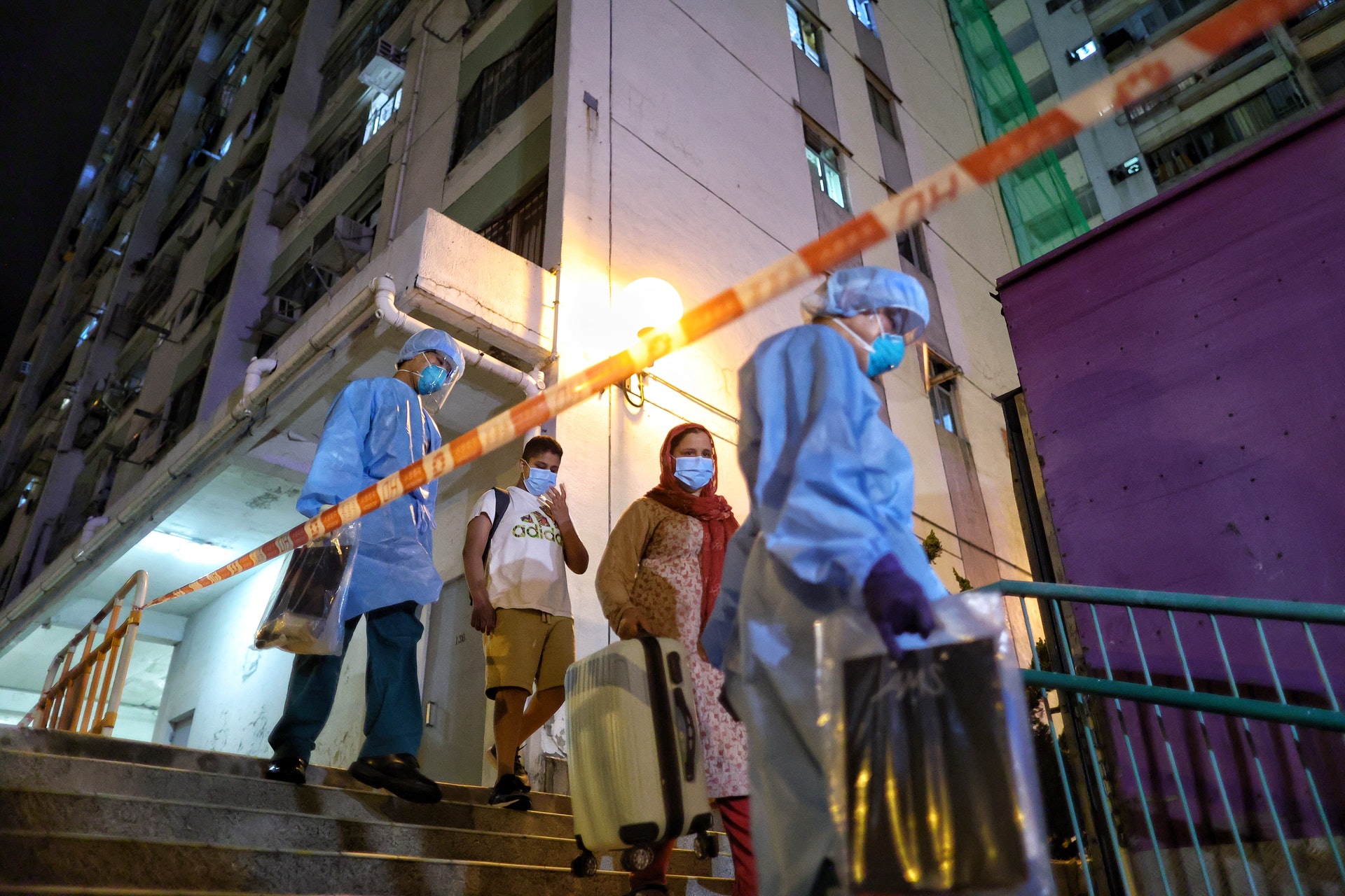 4月19日屯門友愛邨愛暉樓3座09室爆垂直傳播,2樓至26樓同號室居民要撤離檢疫。(羅君豪攝) 4月19日屯門友愛邨愛暉樓3座09室爆垂直傳播,2樓至26樓同號室居民要撤離檢疫。(羅君豪攝)