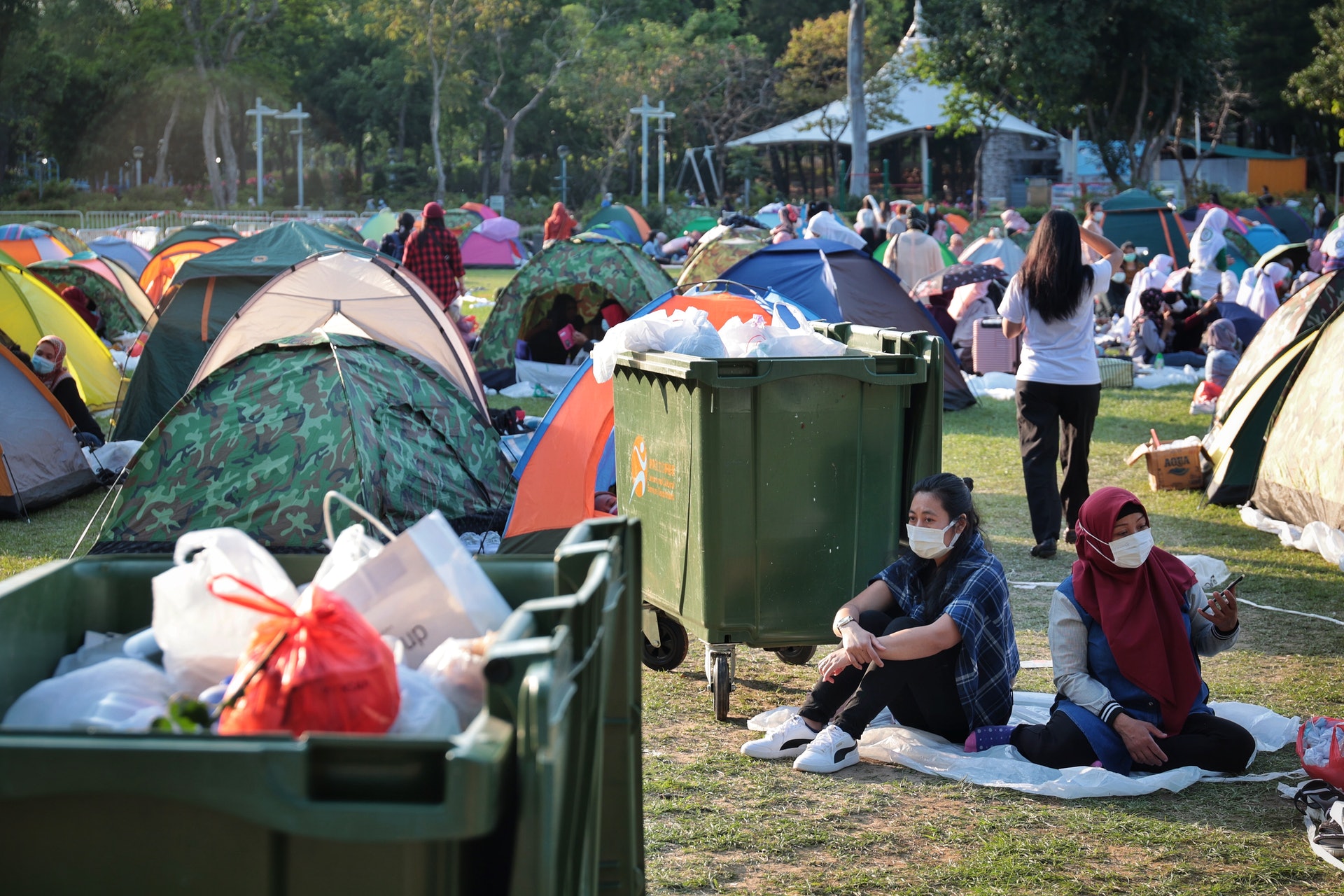 4月11日,4人限聚令下,不少外傭及市民在維園草地搭帳篷,並有休閒娛樂活動。(李澤彤攝) 4月11日,4人限聚令下,不少外傭及市民在維園草地搭帳篷,並有休閒娛樂活動。(李澤彤攝)