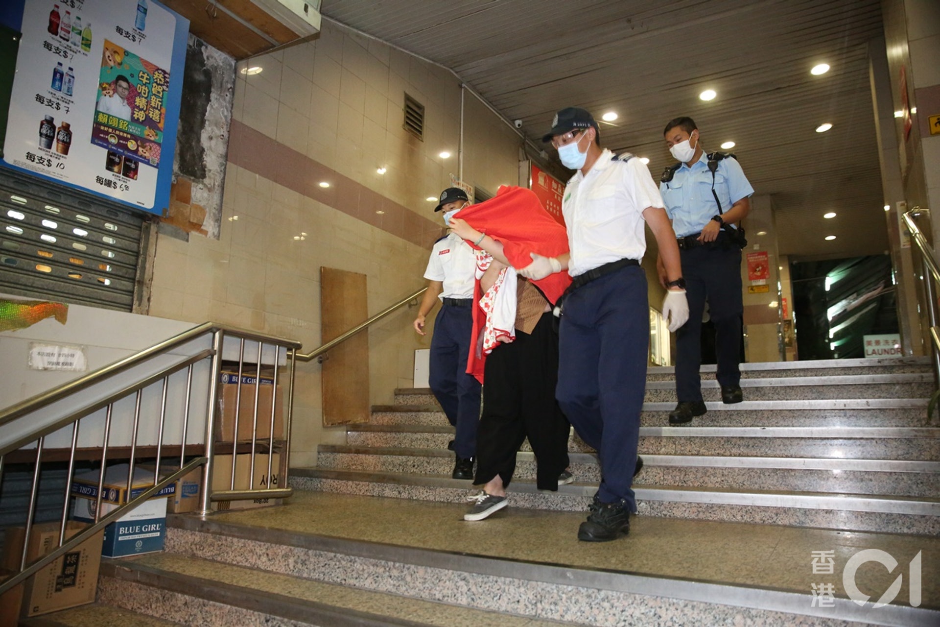 涉案女子手抱嬰兒送院。(陳永武攝) 涉案女子手抱嬰兒送院。(陳永武攝)