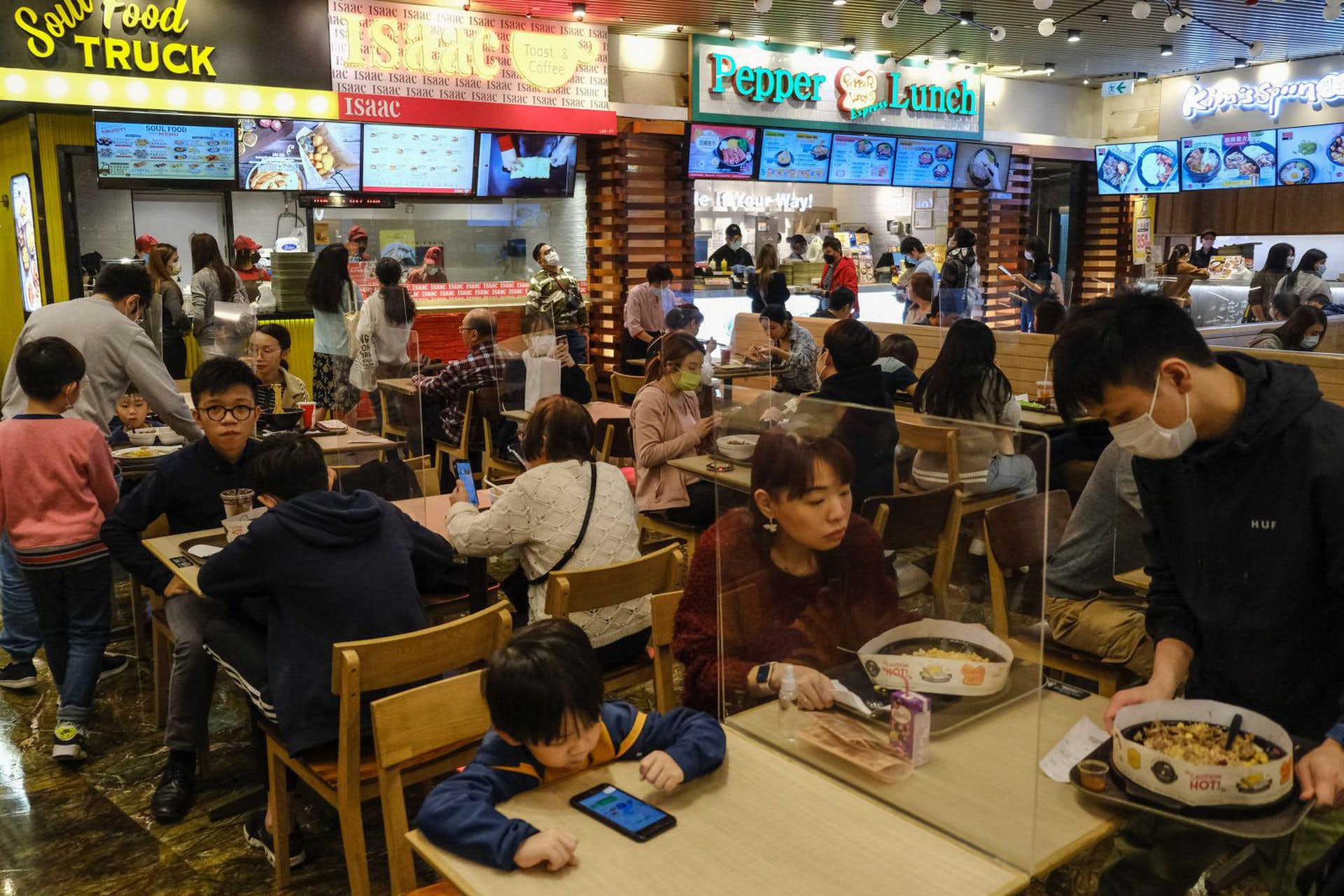 特首林鄭月娥4月12日宣布,當食肆所有員工都已完成接種兩劑疫苗,及待14天產生抗體,而顧客亦已接種第一劑疫苗及使用安心出行下,食肆可以劃出一個「特定範圍」(clean zone),每枱食客可上升至8人,宴會上限可達100人,堂食時間可延長至凌晨2時。(資料圖片) 特首林鄭月娥4月12日宣布,當食肆所有員工都已完成接種兩劑疫苗,及待14天產生抗體,而顧客亦已接種第一劑疫苗及使用安心出行下,食肆可以劃出一個「特定範圍」(clean zone),每枱食客可上升至8人,宴會上限可達100人,堂食時間可延長至凌晨2時。(資料圖片)