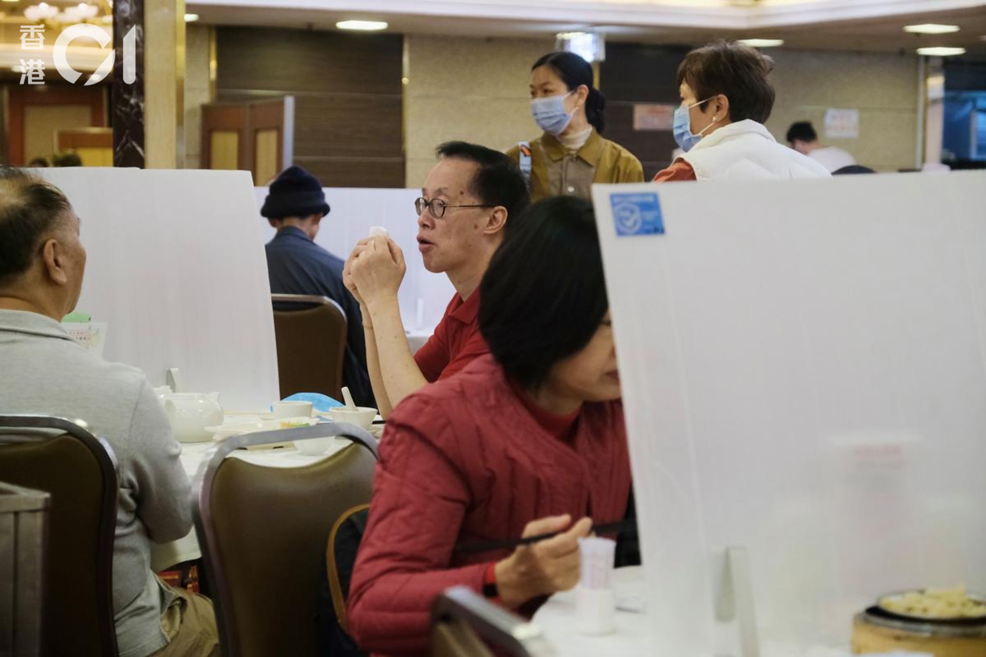 政府提出,若員工打齊兩針,而顧客打了首針,食肆便可劃出特定範圍(Clean Zone)專門招待已打針者。(資料圖片/歐嘉樂攝) 政府提出,若員工打齊兩針,而顧客打了首針,食肆便可劃出特定範圍(Clean Zone)專門招待已打針者。(資料圖片/歐嘉樂攝)