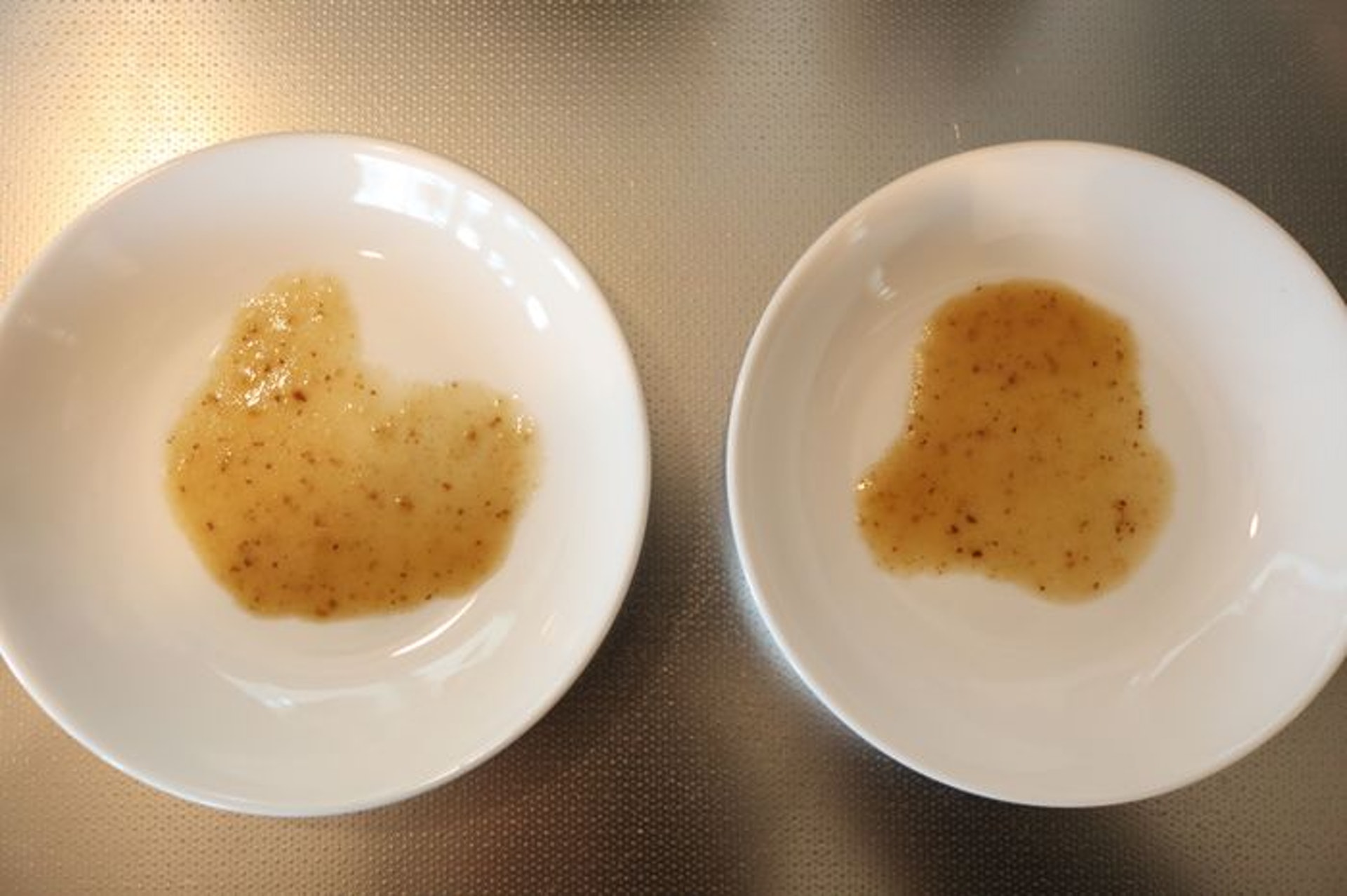 【一、清洗盤子髒污】例如在吃沙律時,一定會準備大量的醬汁調味,讓盤子染上污垢。(「暮らしニスタ」截圖) 【一、清洗盤子髒污】例如在吃沙律時,一定會準備大量的醬汁調味,讓盤子染上污垢。(「暮らしニスタ」截圖)