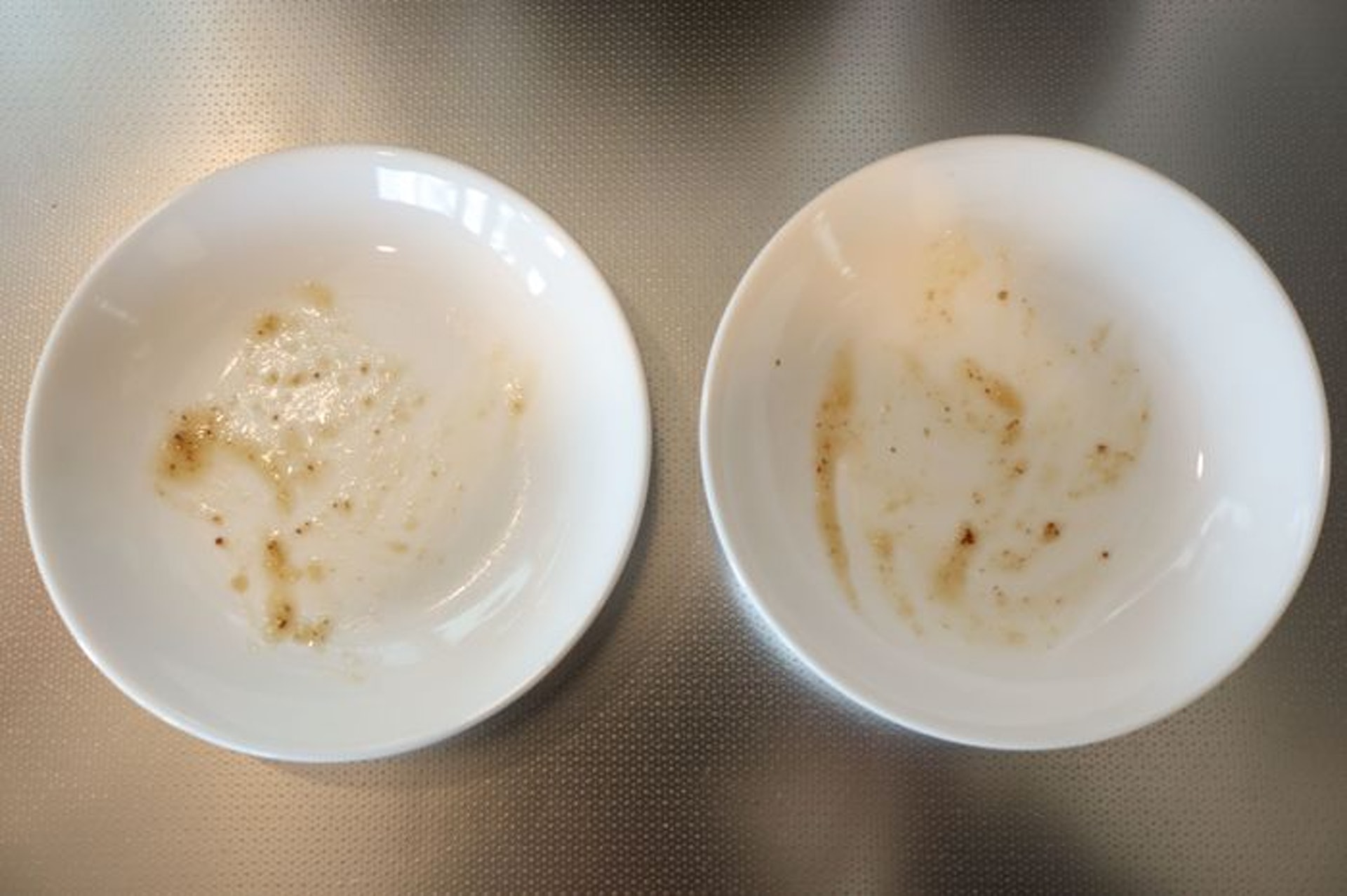 【一、清洗盤子髒污】圖片中盤子在擦拭髒污後,左方的浸泡在洗米水中,右方的則是在一般自然水中浸泡。(「暮らしニスタ」截圖) 【一、清洗盤子髒污】圖片中盤子在擦拭髒污後,左方的浸泡在洗米水中,右方的則是在一般自然水中浸泡。(「暮らしニスタ」截圖)