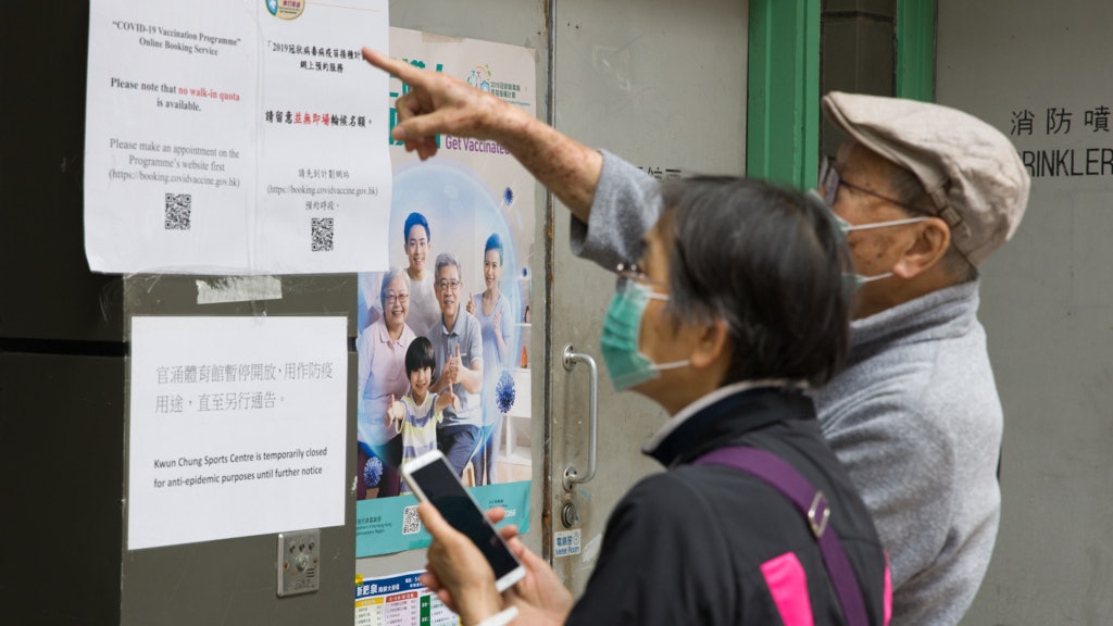 新冠疫苗|接種50日首破100萬劑 中年男打復必泰後失去知覺送院 新冠疫苗|接種50日首破100萬劑 中年男打復必泰後失去知覺送院