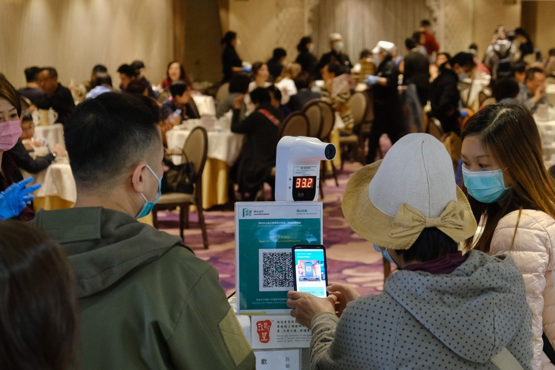 港府推出新一輪放寬限聚令措施,食肆可以「6人一枱」,但有關餐廳食客於餐廳的營業時間內需使用「安心出行」應用程式進入餐廳堂食,而括免人士必需連同一名使用「安心出行」程式人士進出。(資料圖片) 港府推出新一輪放寬限聚令措施,食肆可以「6人一枱」,但有關餐廳食客於餐廳的營業時間內需使用「安心出行」應用程式進入餐廳堂食,而括免人士必需連同一名使用「安心出行」程式人士進出。(資料圖片)