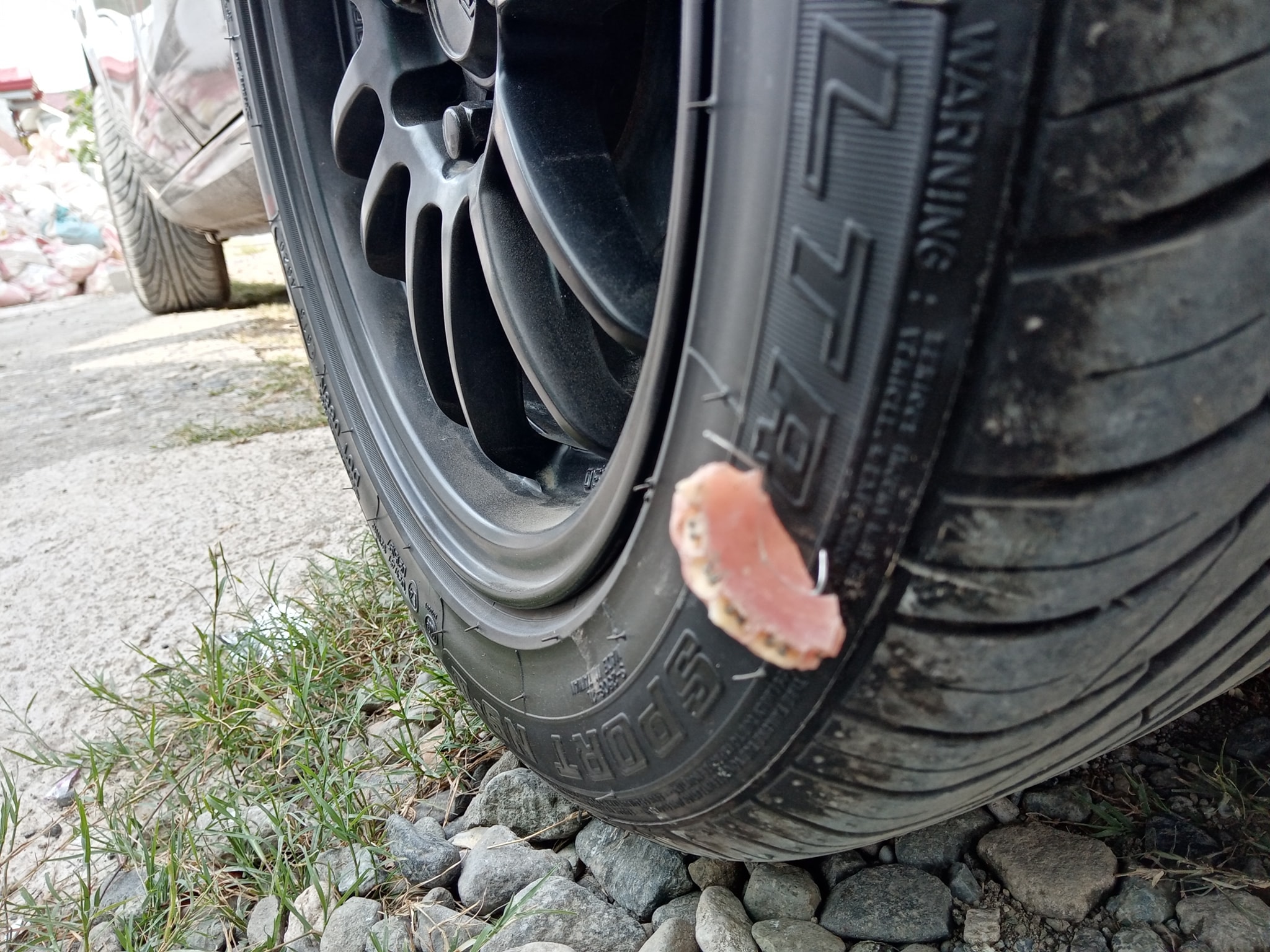 車主下車一看，見到車胎原來輾過一副假牙，而且已經深陷進車胎，最終導車胎報廢。（「Leo Padilla-Ricarte」fb圖片）