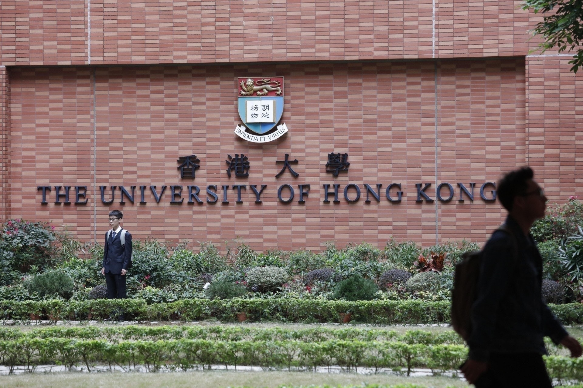 港大網上考試　學生不滿筆試須用三部電子器材　校方：可回校應試