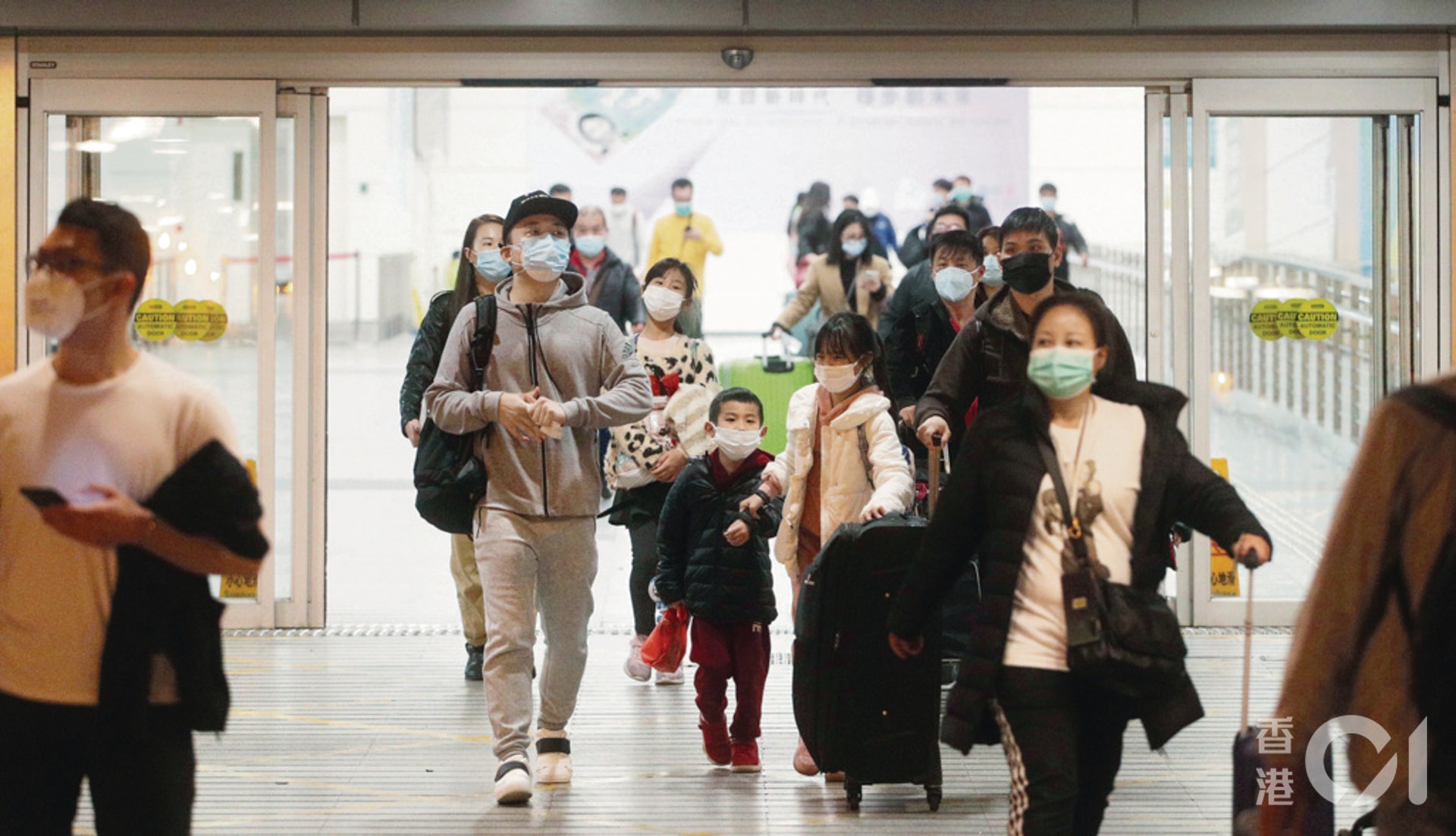 2020年2月8日起,所有內地來港人士均需要強制隔離檢疫,圖為2月7日深夜,市民趕及從深圳灣口岸回港。(資料圖片 / 余俊亮攝) 2020年2月8日起,所有內地來港人士均需要強制隔離檢疫,圖為2月7日深夜,市民趕及從深圳灣口岸回港。(資料圖片 / 余俊亮攝)