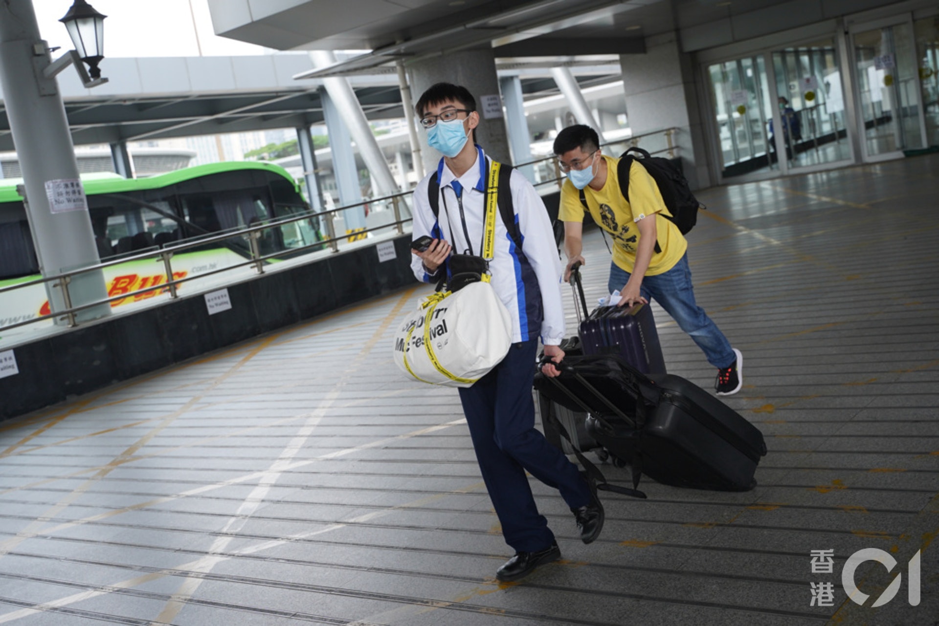 2020年11月23日,「回港易」首日,過往14日逗留廣東省或澳門的香港居民,檢測陰性後回港免隔離檢疫。(資料圖片 / 鄭子峰攝) 2020年11月23日,「回港易」首日,過往14日逗留廣東省或澳門的香港居民,檢測陰性後回港免隔離檢疫。(資料圖片 / 鄭子峰攝)