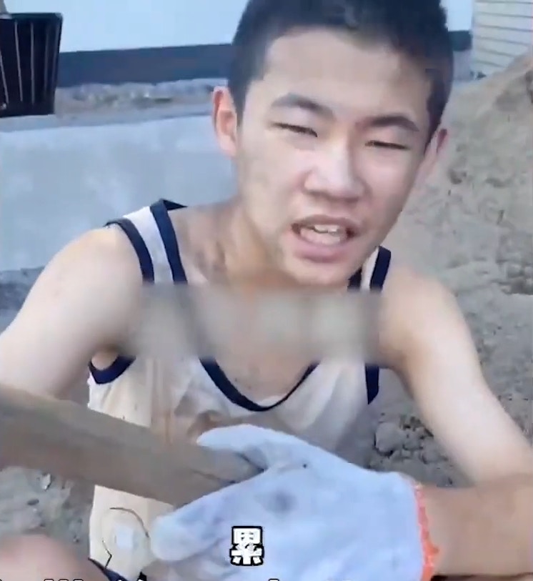 【浙江15歲少年唔想讀書　阿爸帶去做地盤工　返4日即求饒：讀書好】（網易視頻截圖）
