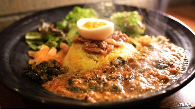 咖喱店SPICY CURRY Roka老闆齋藤小姐分享煮「印度咖喱」的秘訣。（《教えてもらう前と後》影片截圖）