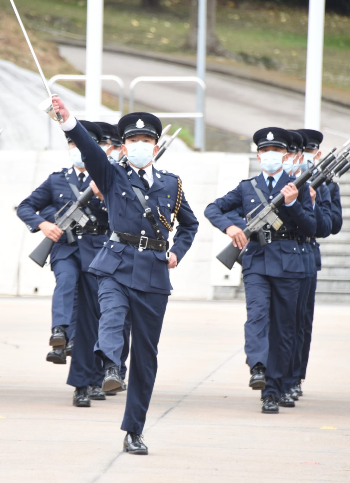 香港警察學院操練及槍械訓總督察盧宜頌（前排）表示，警隊一直與時並進，就儀仗表演加入不同元素，認為今次中式正步表演有助公眾認識正步操。（警務處圖片）