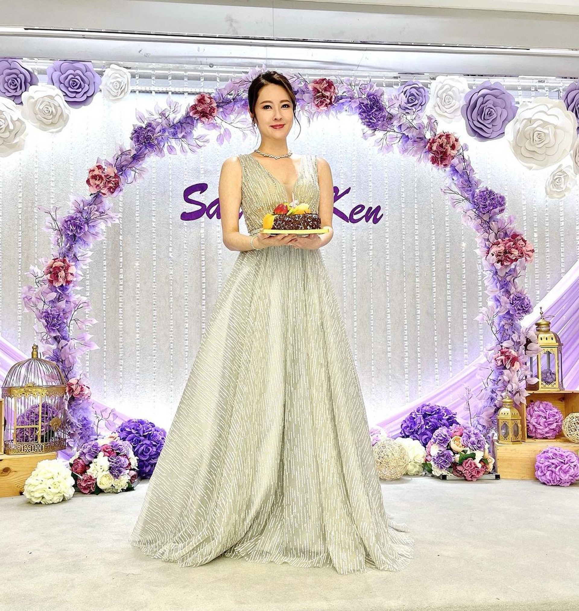 穿上低胸晚裝裙的Anita手捧蛋糕。(IG/ @anitachan_tata) 穿上低胸晚裝裙的Anita手捧蛋糕。(IG/ @anitachan_tata)