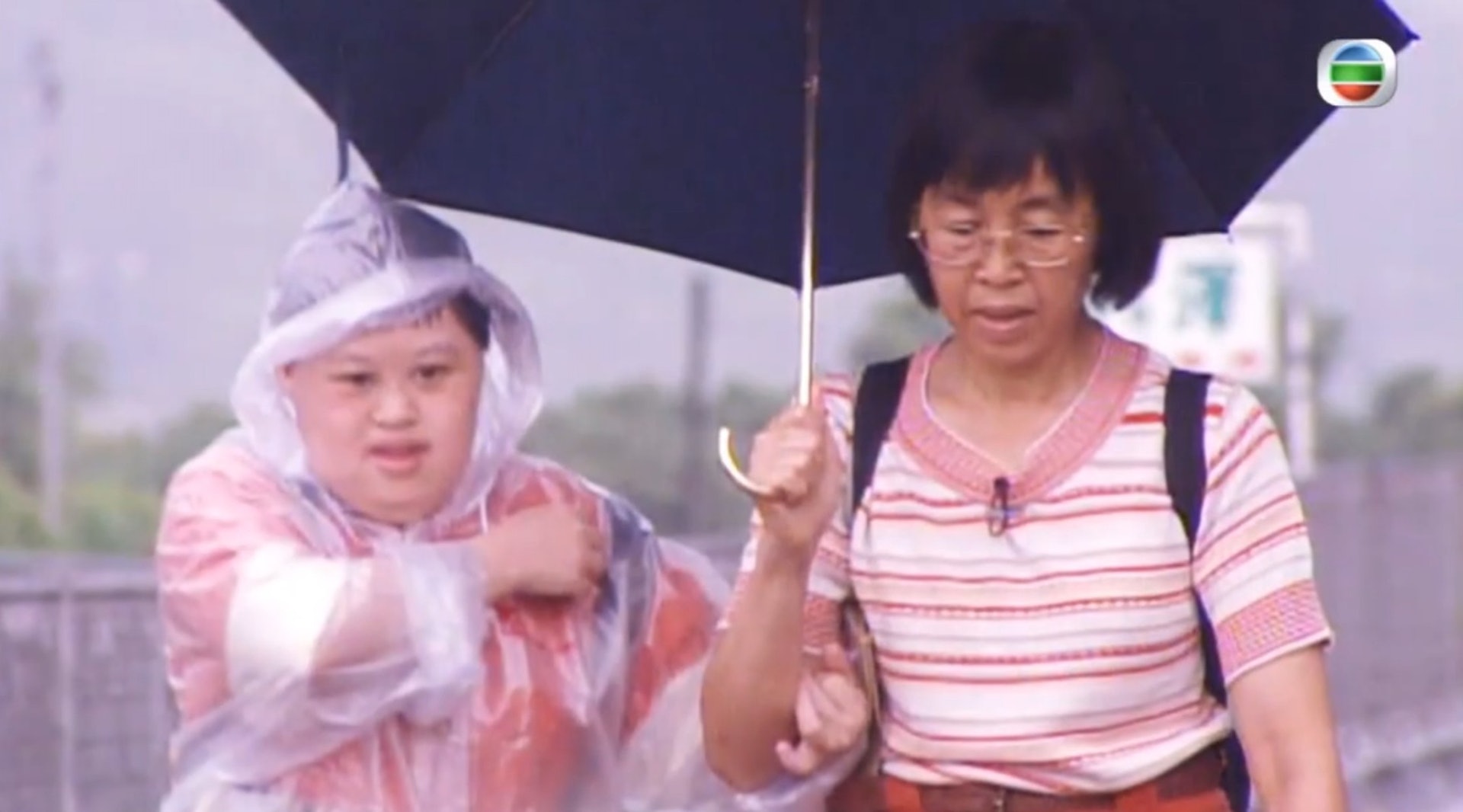 《尋人記》今集找來1996年《星期日檔案》中的主角余婉薇與妹妹余婉芬。(電視截圖) 《尋人記》今集找來1996年《星期日檔案》中的主角余婉薇與妹妹余婉芬。(電視截圖)