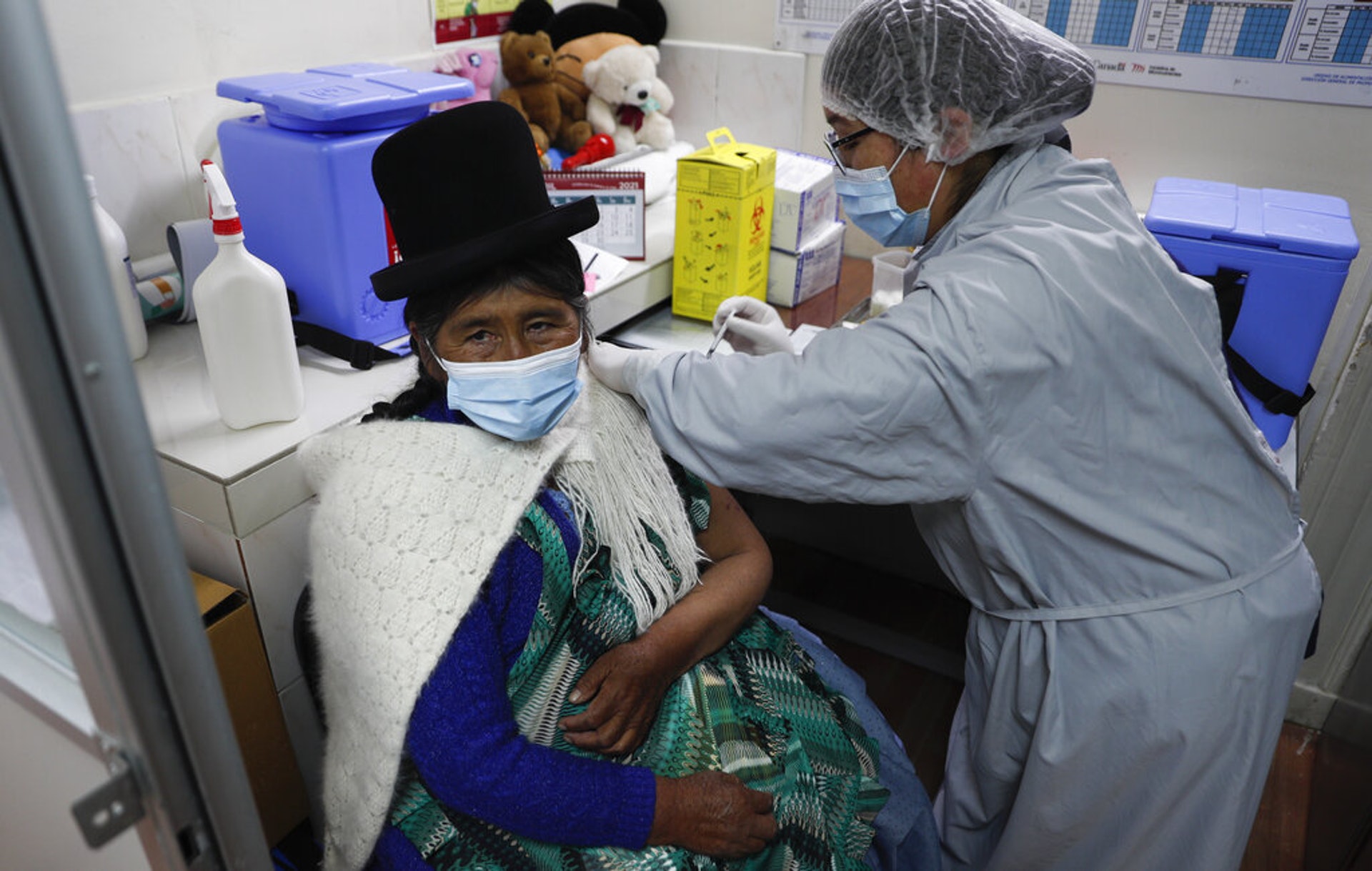 玻利維亞新冠肺炎疫情：圖為4月14日玻利維亞拉巴斯一名女士在診所接種英國牛津大學及英國藥廠聯手研發的新冠肺炎疫苗。（AP）