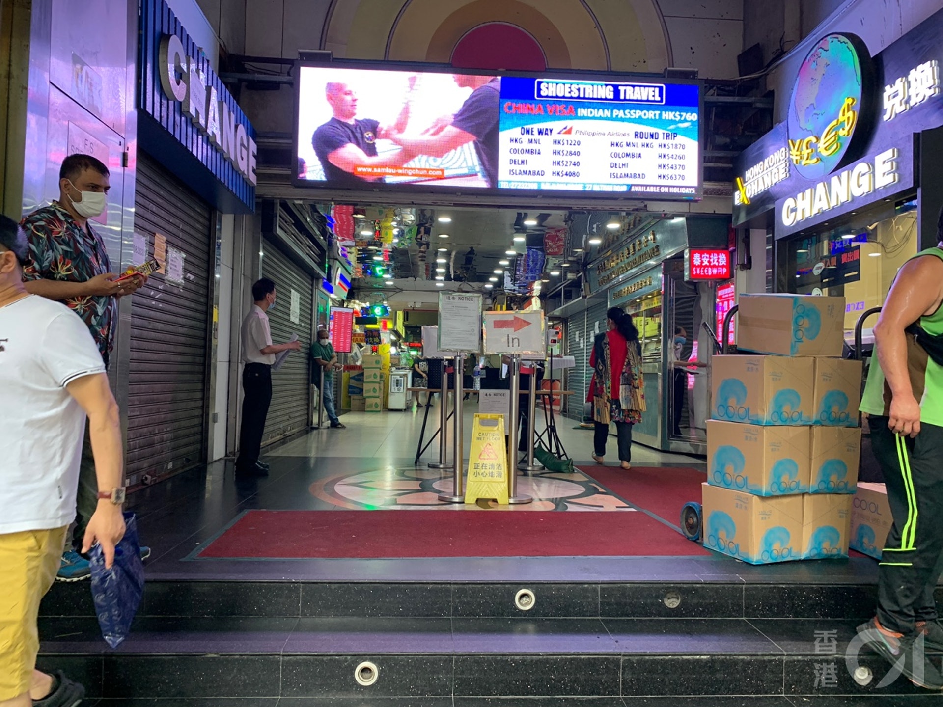 大廈入口處有保安人員派發強檢通告,並提醒住户及商户檢測。(張嘉敏攝) 大廈入口處有保安人員派發強檢通告,並提醒住户及商户檢測。(張嘉敏攝)