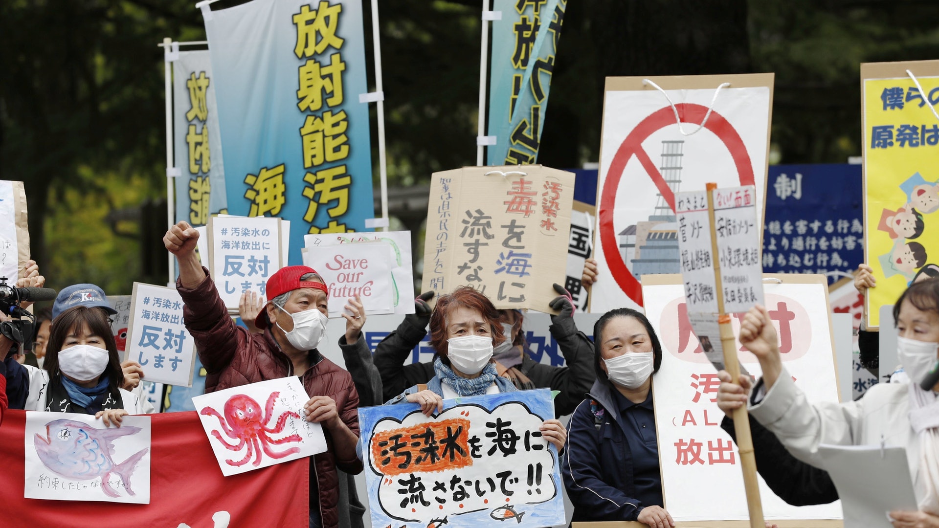 日本核廢水:圖為4月13日,日本福島縣民眾抗議政府的決定,反對將福島第一核電站的核廢水排出海。(Reuters) 日本核廢水:圖為4月13日,日本福島縣民眾抗議政府的決定,反對將福島第一核電站的核廢水排出海。(Reuters)