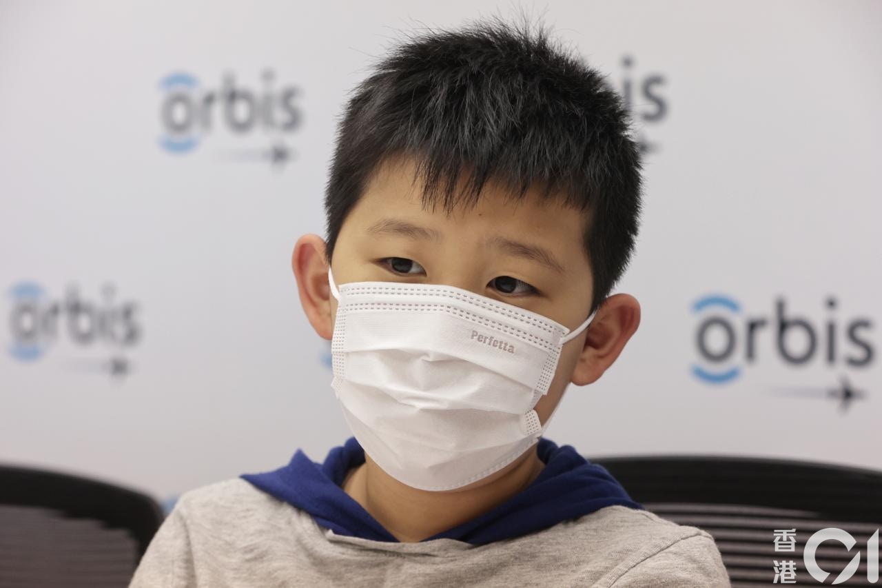 范同學在四歲時更因眼敏感長期捽眼而生眼瘡,需進行手術切除治療。(李澤彤攝)