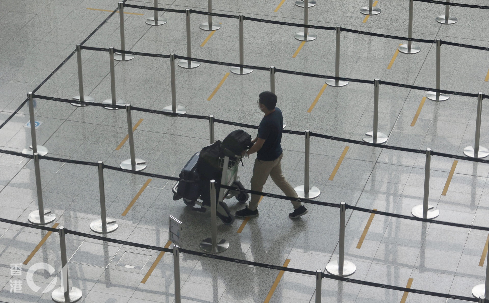 今早有20多人從菲律賓首都馬尼拉飛抵本港,他們接受病毒檢測後便在當局安排下到酒店隔離。(余俊亮攝) 今早有20多人從菲律賓首都馬尼拉飛抵本港,他們接受病毒檢測後便在當局安排下到酒店隔離。(余俊亮攝)