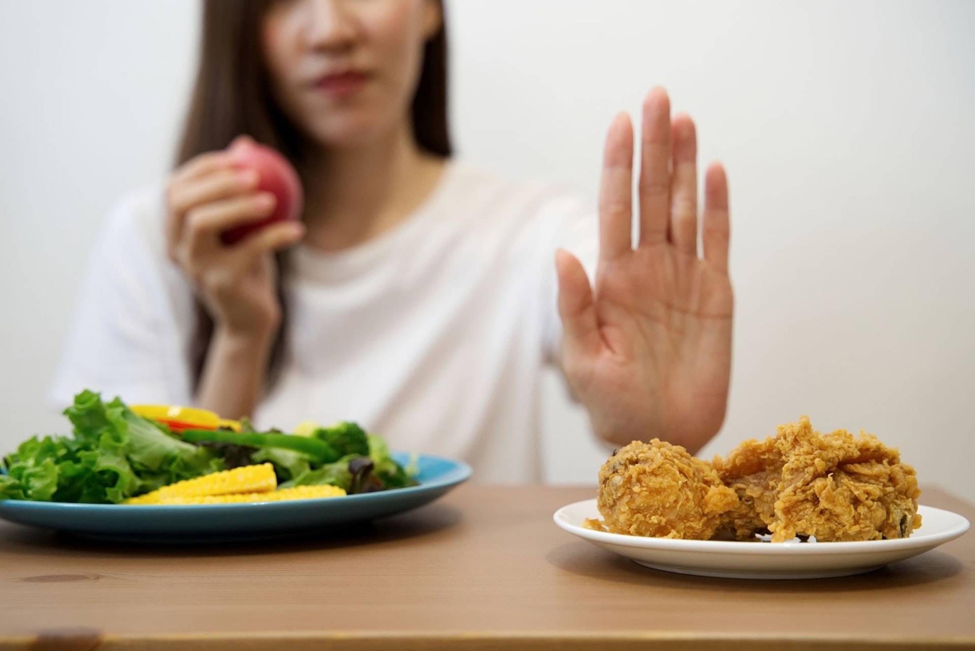 風濕病人飲食「勿貪口腹之慾」，緊記「忌食寒涼，慎食煎炸」及「三少」原則（即少油、少鹽、少糖），並避免加工以及刺激性食物。（圖片：freepik）