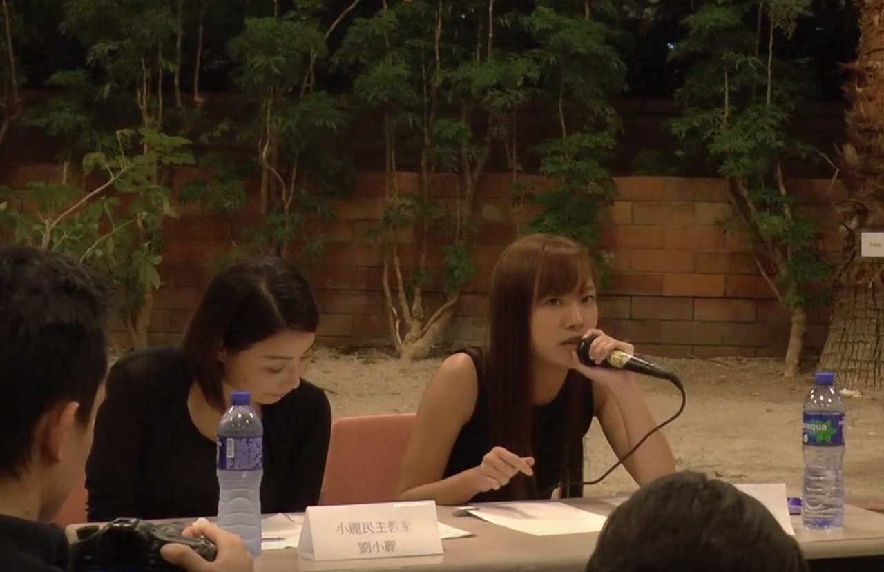 2016年,游蕙禎(右)在論壇中爆出一句「就算我哋而家想去扑野(做愛),都搵唔到房扑呀」。(理工大學校園電台片段截圖) 2016年,游蕙禎(右)在論壇中爆出一句「就算我哋而家想去扑野(做愛),都搵唔到房扑呀」。(理工大學校園電台片段截圖)