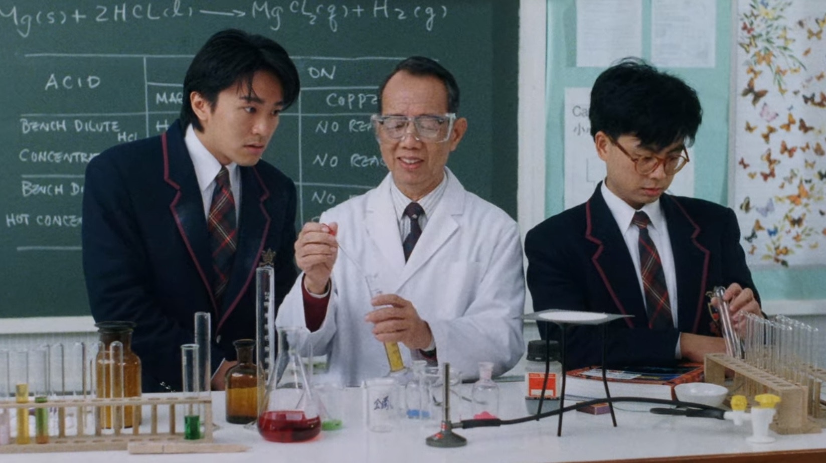有網民分享曾有中學老師成科學堂時表演吞火，更著同學們不用怕，因為當火沒有氧氣自然就會熄滅。（《逃學威龍》截圖）