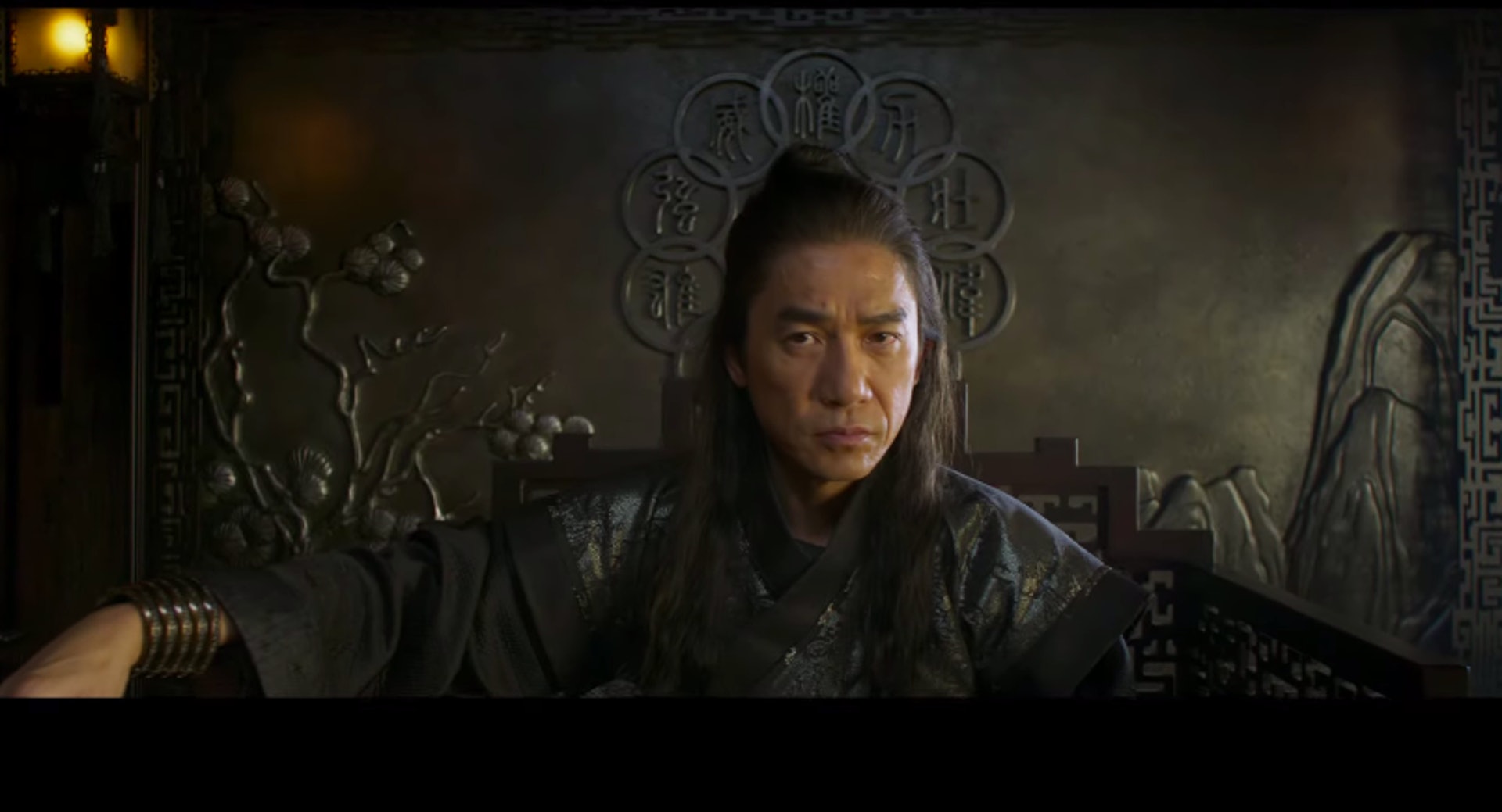 梁朝偉飾演男主角尚氣的爸爸「文武」(Wenwu)。(《尚氣與十環傳奇》截圖) 梁朝偉飾演男主角尚氣的爸爸「文武」(Wenwu)。(《尚氣與十環傳奇》截圖)