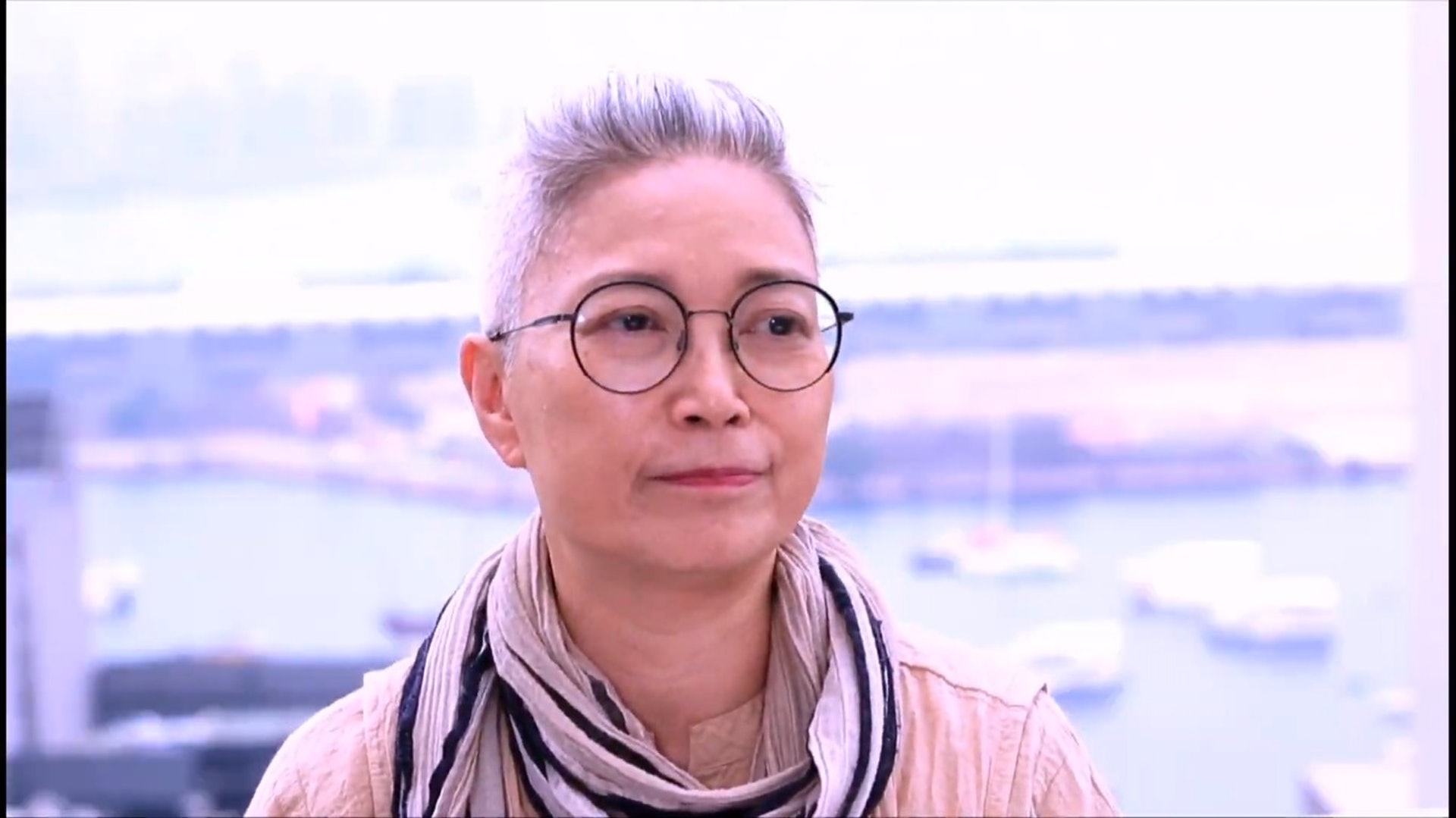 陳敏兒在會上播放的短片結尾以簡單數句總結了丈夫的一生。(直播畫面) 陳敏兒在會上播放的短片結尾以簡單數句總結了丈夫的一生。(直播畫面)