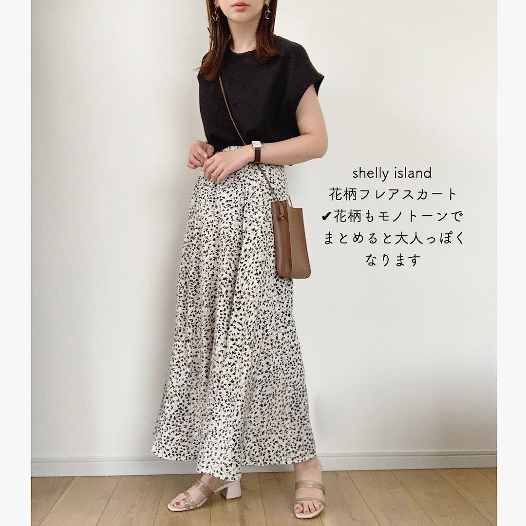黑色T-shirt搭配清新款的碎花長裙，穿上春夏款的涼鞋更有少女感。(maiko_wear@IG)