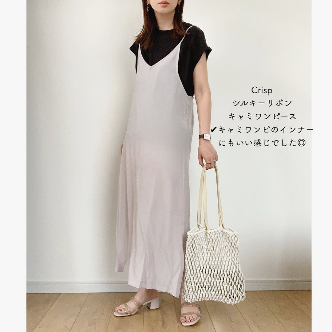 黑色T-shirt亦能作為內搭襯衫，外加一條吊帶長款的連衣裙，便能輕易打造出大方得體的上班造型。(maiko_wear@IG)
