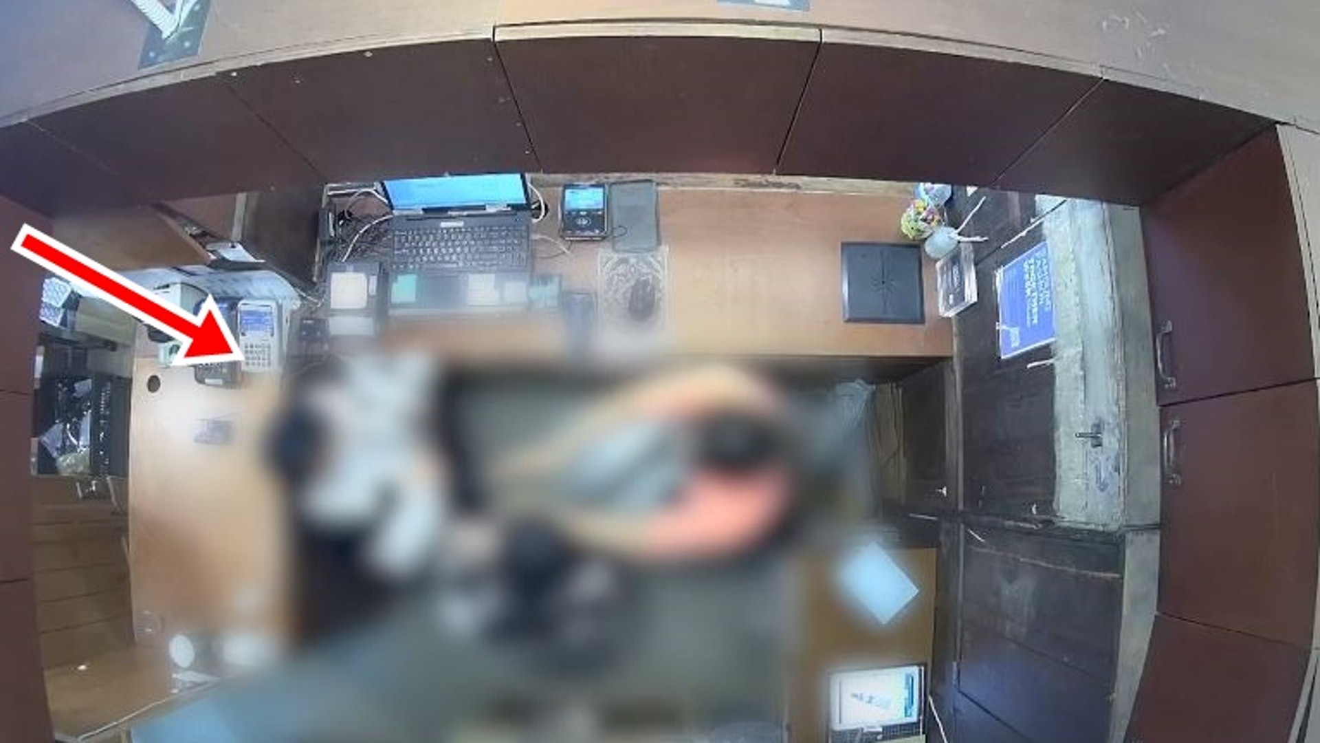 圖為2021年4月19日公布的閉路電視片段,顯示一名女子(箭咀示)於韓國首爾服裝店掌摑他人。(韓國文化廣播電台片段截圖) 圖為2021年4月19日公布的閉路電視片段,顯示一名女子(箭咀示)於韓國首爾服裝店掌摑他人。(韓國文化廣播電台片段截圖)
