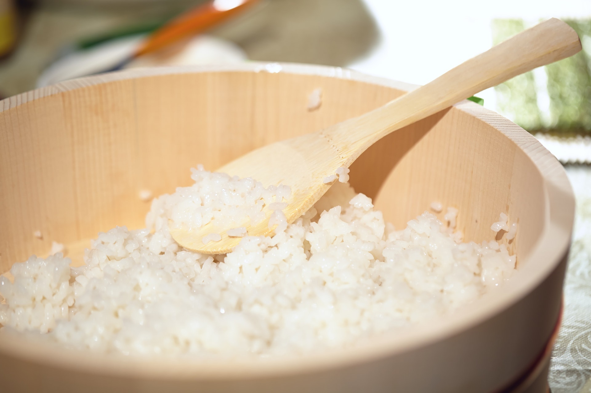 裝飯的「木桶」有助調整米飯的含水量,故此白飯放冷後一樣好吃。(VCG) 裝飯的「木桶」有助調整米飯的含水量,故此白飯放冷後一樣好吃。(VCG)