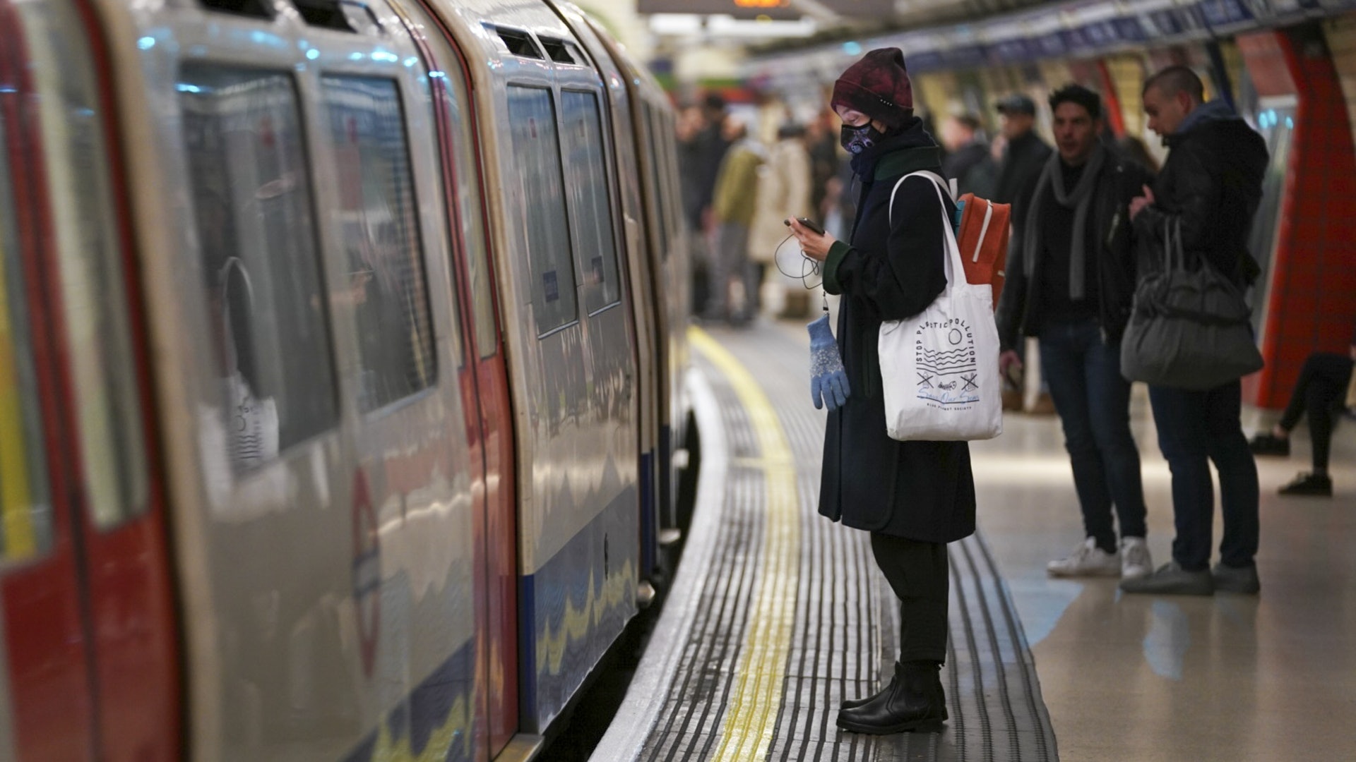 英國新冠肺炎疫情:圖為2020年3月12日,英國倫敦地鐵的乘客。(Getty) 英國新冠肺炎疫情:圖為2020年3月12日,英國倫敦地鐵的乘客。(Getty)