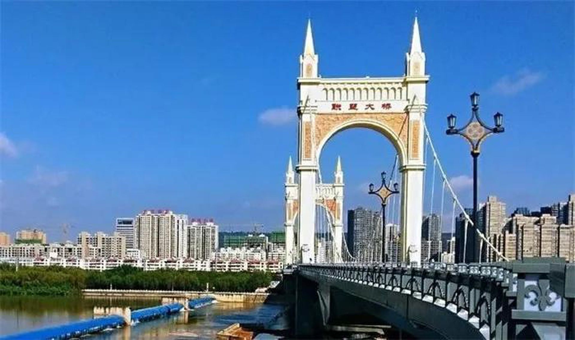 第十名:陝西寶雞聯盟大橋。上榜理由是搬用舶來形式,有損文化認同。(網絡圖片) 第十名:陝西寶雞聯盟大橋。上榜理由是搬用舶來形式,有損文化認同。(網絡圖片)