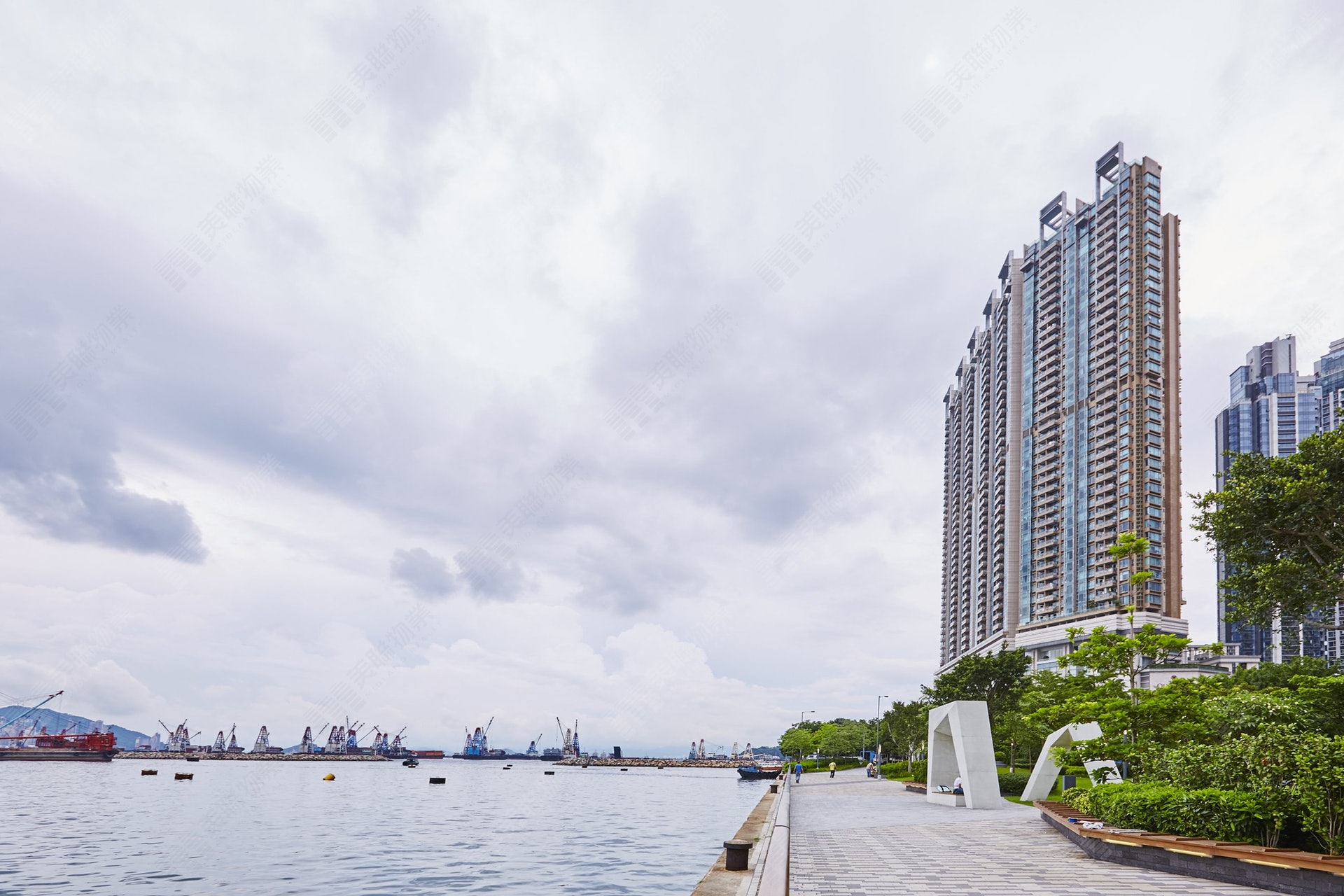 一號銀海位於海輝道18號,設有7座,臨海而建。(代理相片) 一號銀海位於海輝道18號,設有7座,臨海而建。(代理相片)