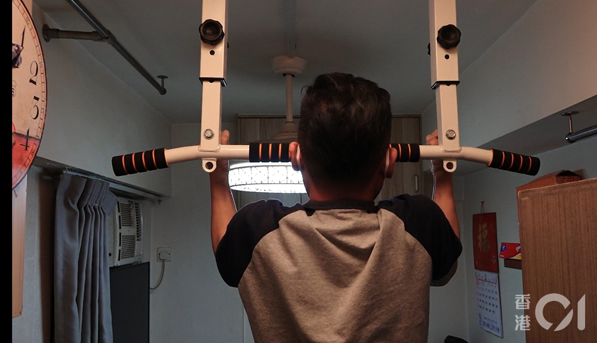 余先生自稱身體強健,在家中有健身習慣。(洪業銘攝) 余先生自稱身體強健,在家中有健身習慣。(洪業銘攝)