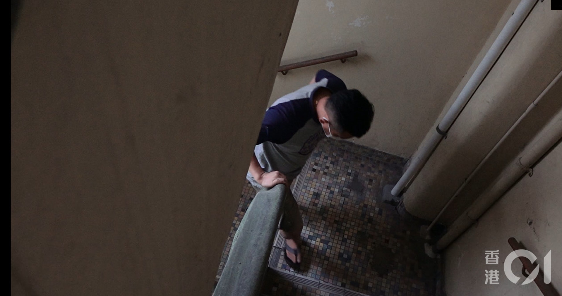 余先生接受「通波仔」手術後,上幾級樓梯也喘氣。(洪業銘攝) 余先生接受「通波仔」手術後,上幾級樓梯也喘氣。(洪業銘攝)