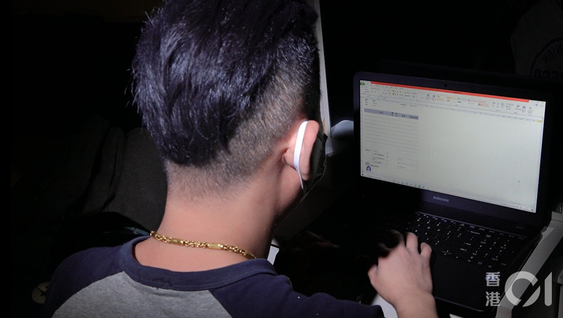 余先生現只可擔任文職工作。(洪業銘攝) 余先生現只可擔任文職工作。(洪業銘攝)